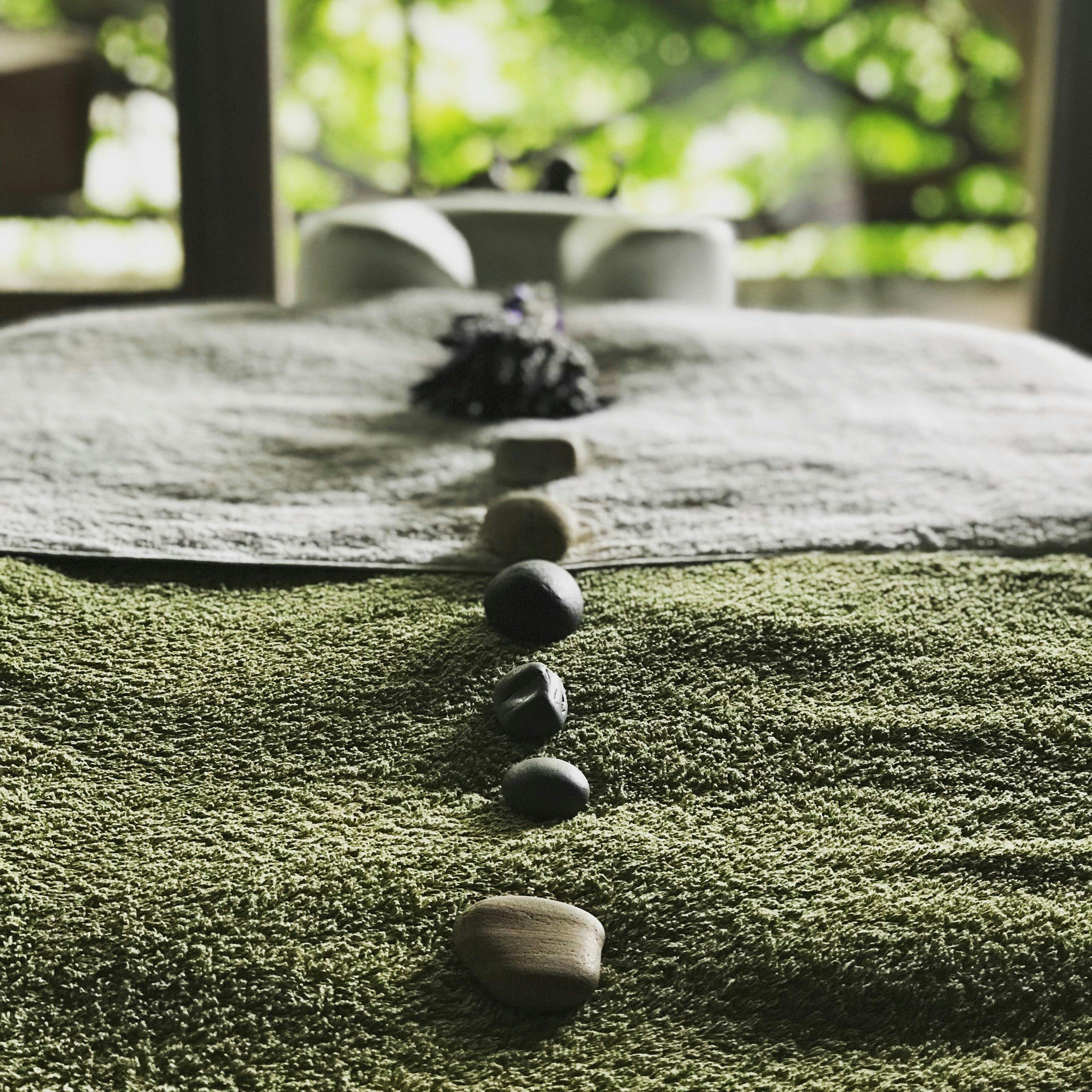 ゲストハウスは予約制でマッサージを楽しむことができます。