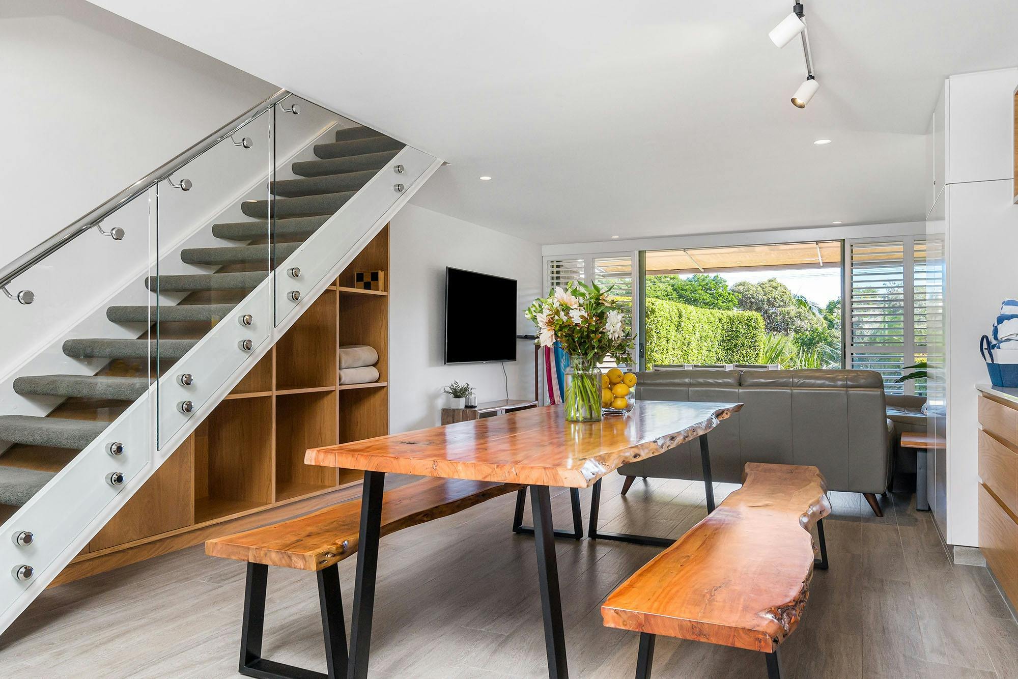 4 제임스 쿡 - 바이런 베이 - 식당에서 거실로 이어지는 흐름