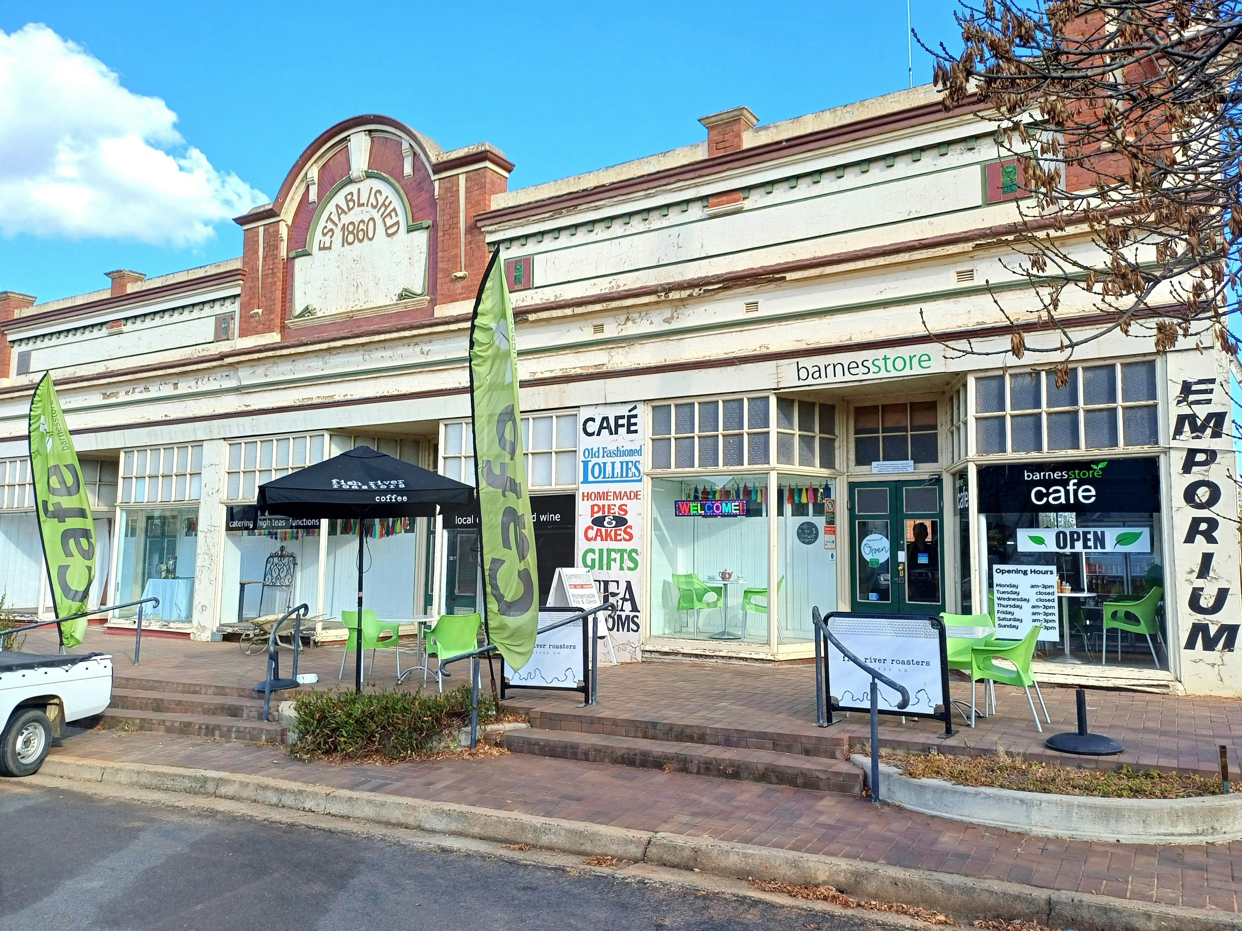 咖啡馆所在的这座建于 1860 年的历史建筑的正门。