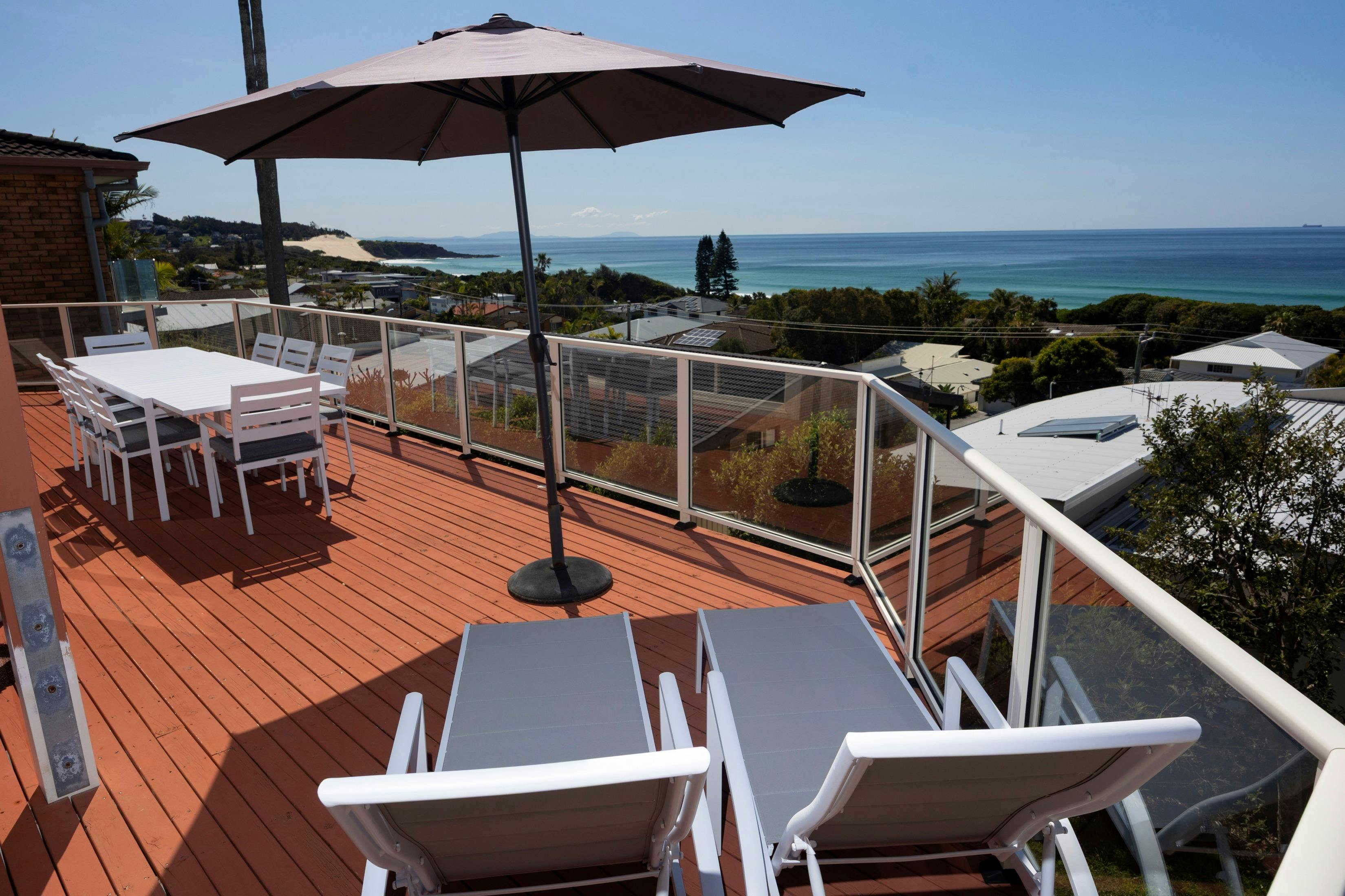 식사 공간과 라운저가 있는 데크