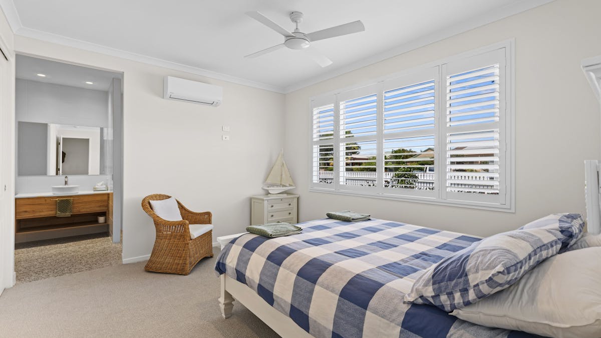 Bedroom with Ensuite and Walk-in-robe