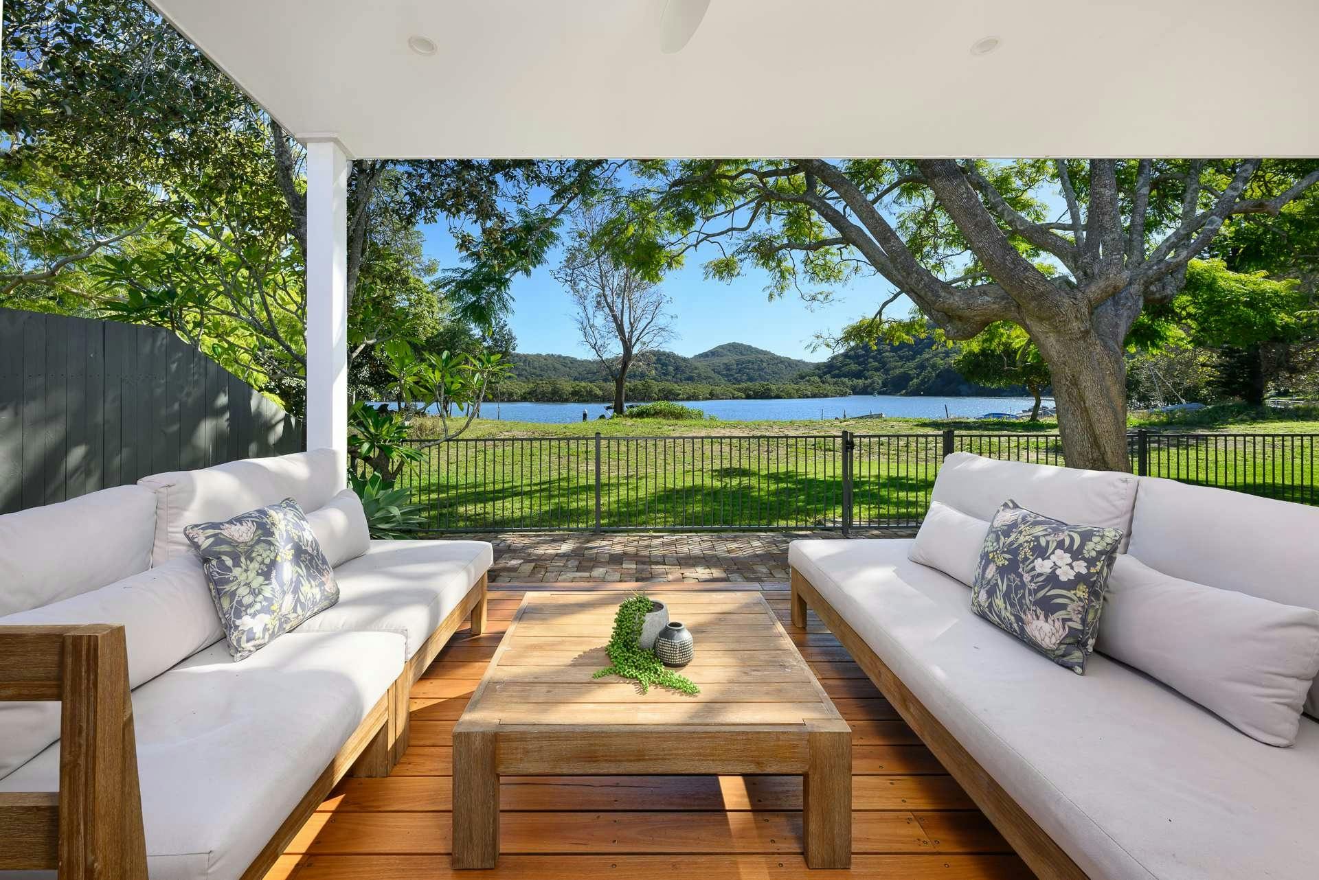 Outdoor lounge for 8 guests