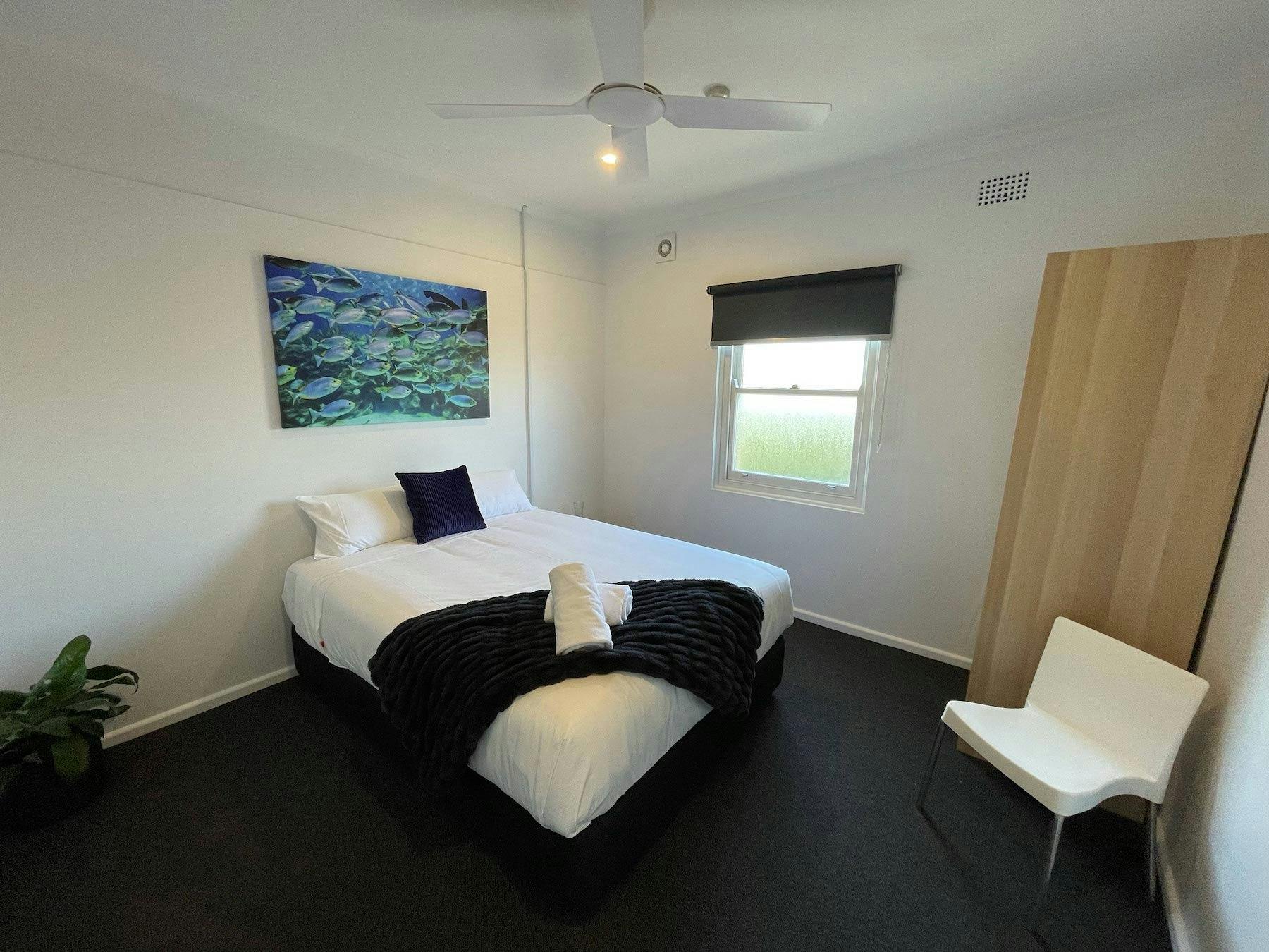 Plantation Hotel Coffs Harbour - Queen Room with shared bathroom