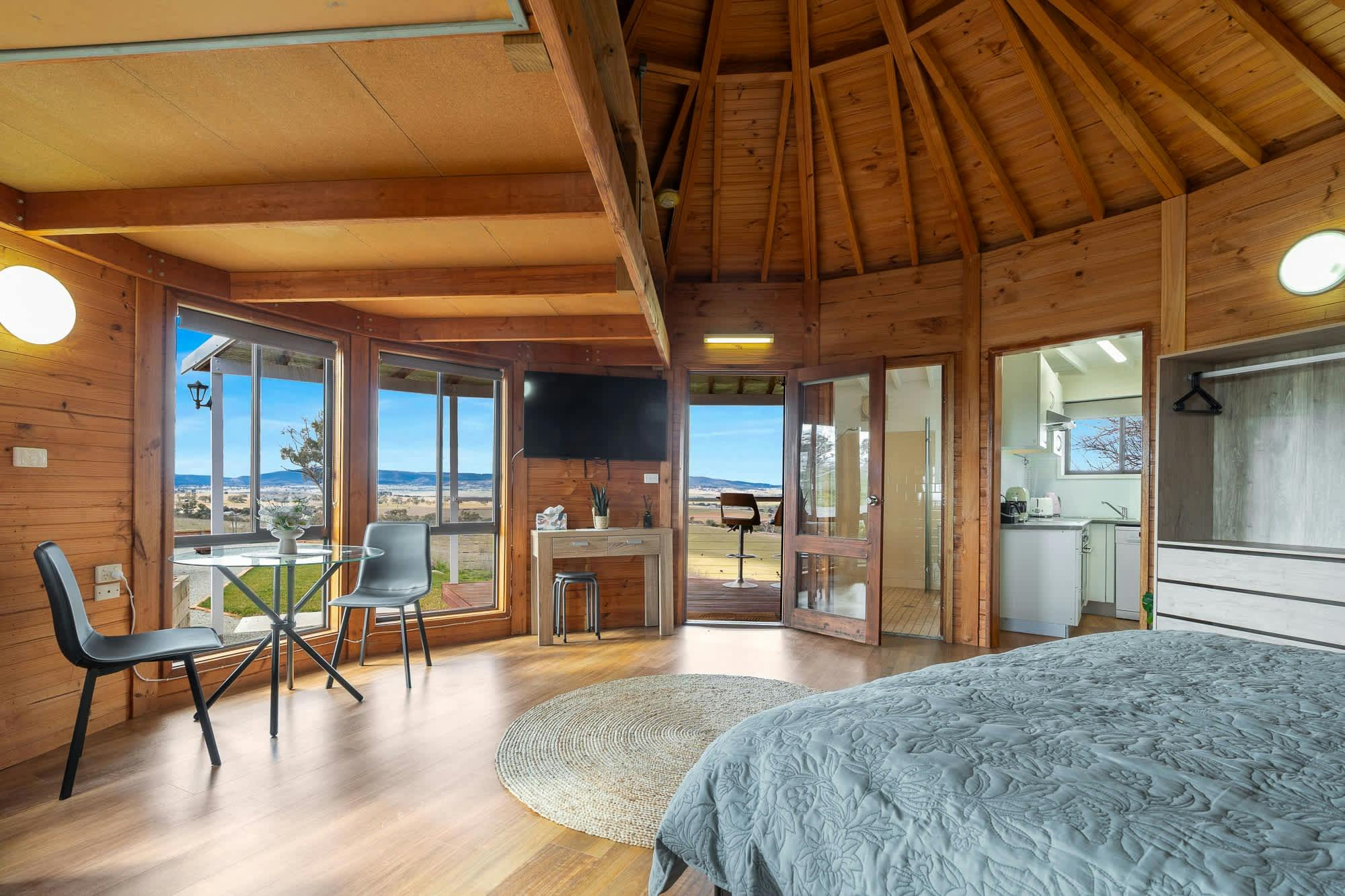 유르트 내부 침대에서 바라본 풍경입니다. 멋진 전망이 보이는 데크로 이어지는 문이 보입니다.