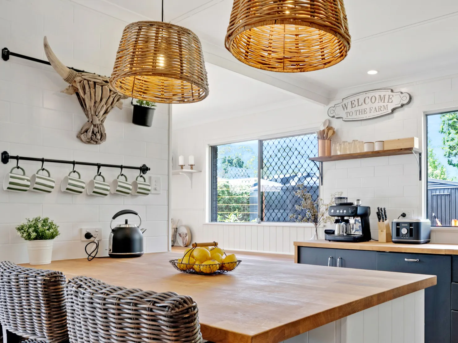Fully equipped kitchen with kitchen island
