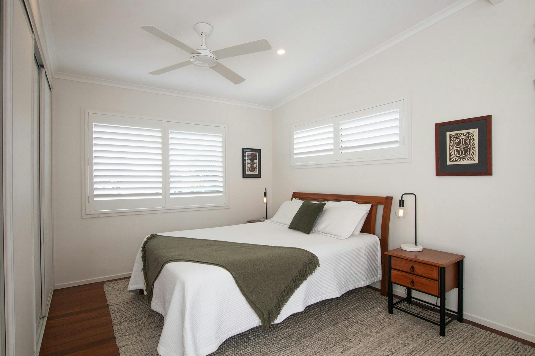 퀸 사이즈 침대 소파 야외 공간이 있는 인접한 발코니가 있는 고급스럽고 넓은 침실