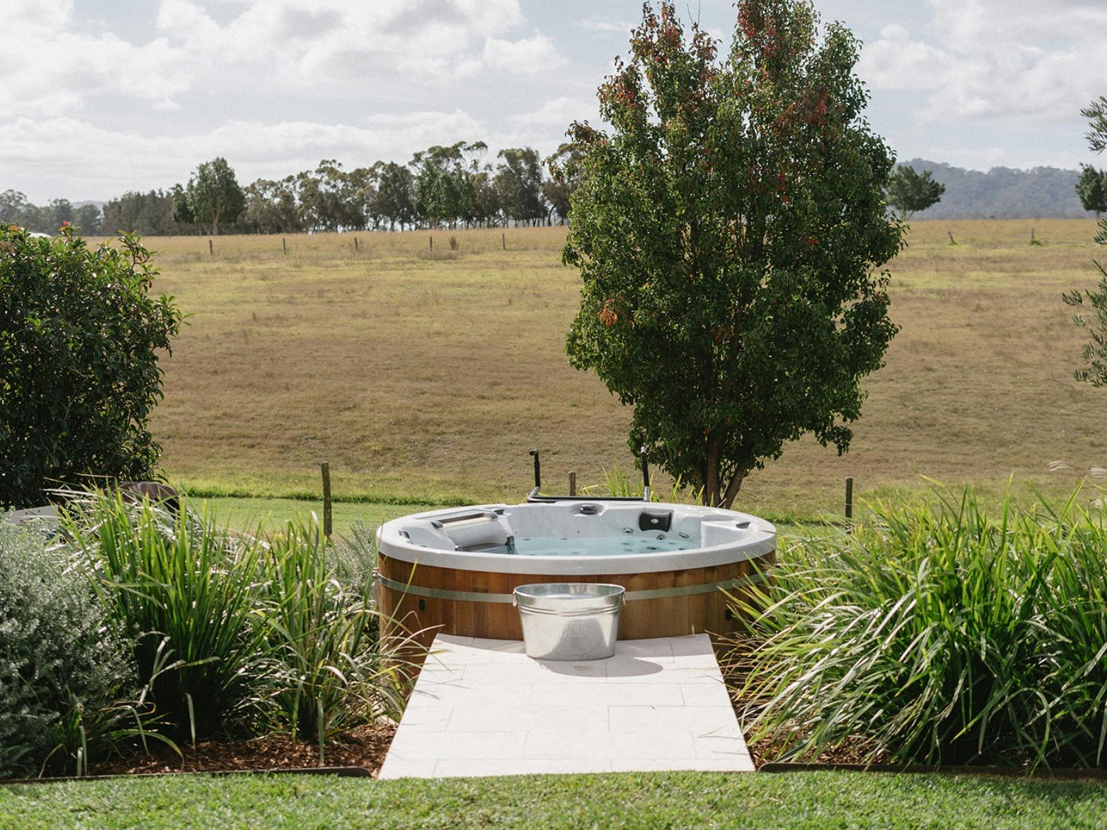 Outdoor Hot Tub - hotel wing
