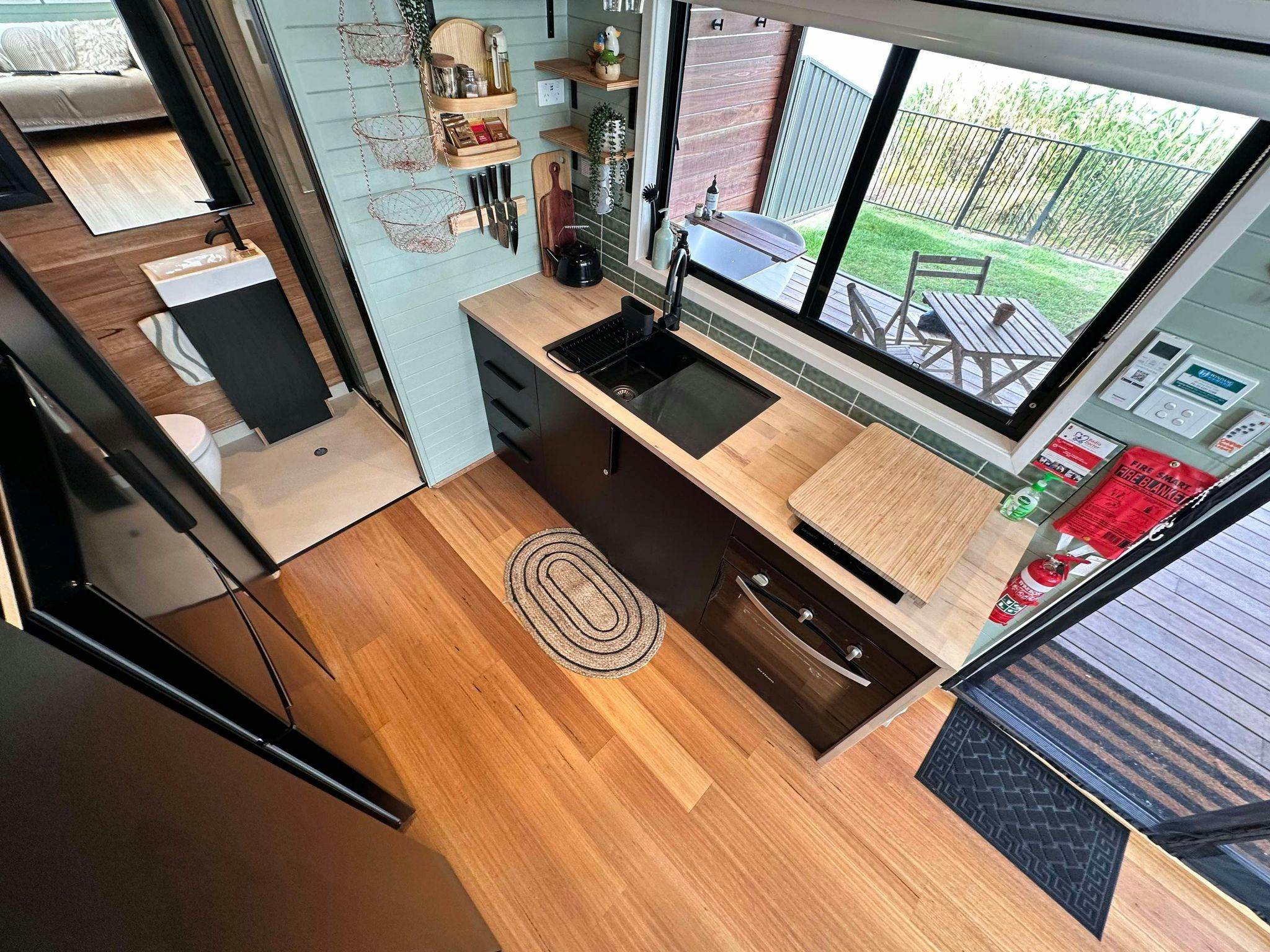 아래를 내려다보며