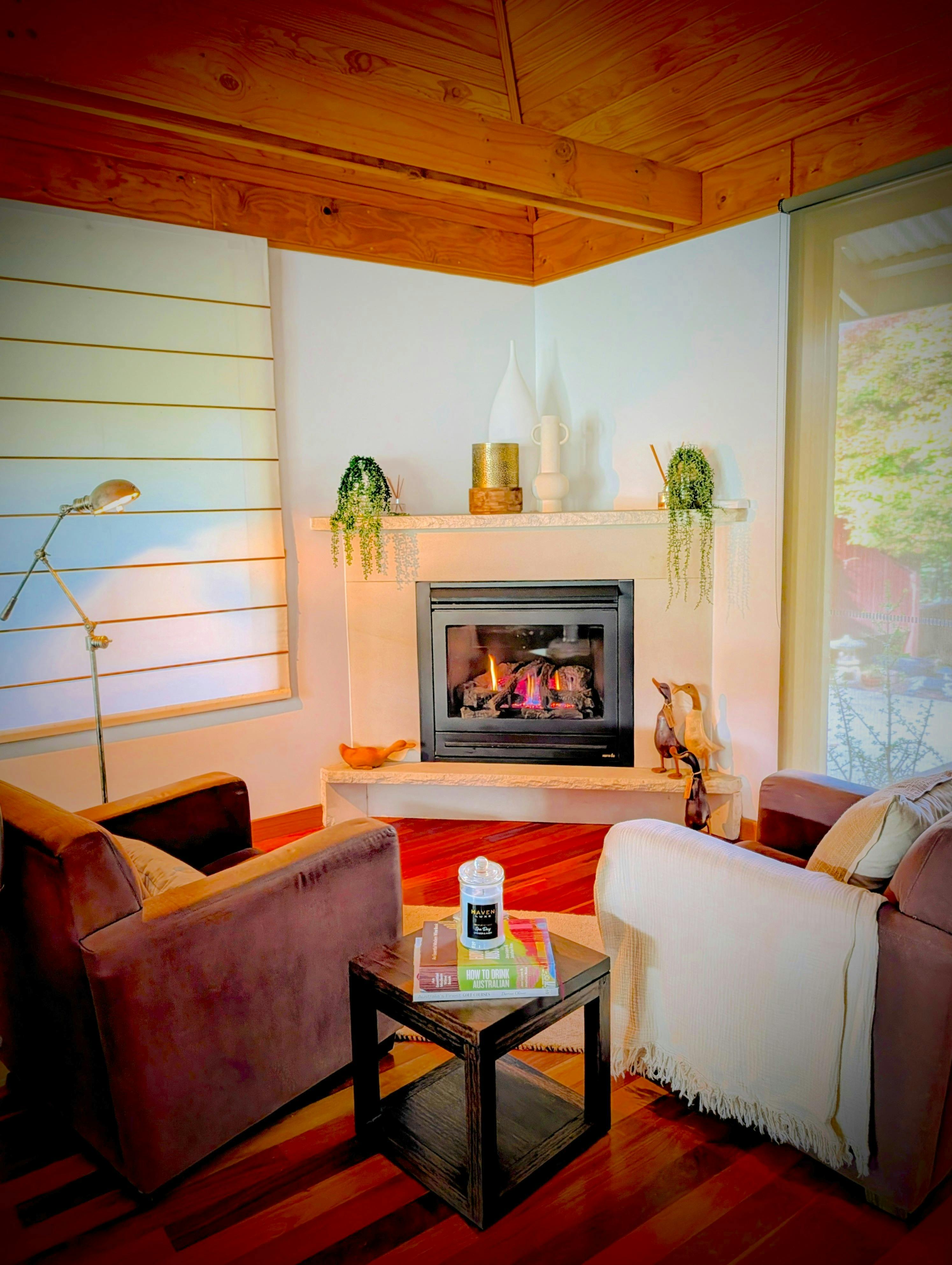 Gas log fireplace