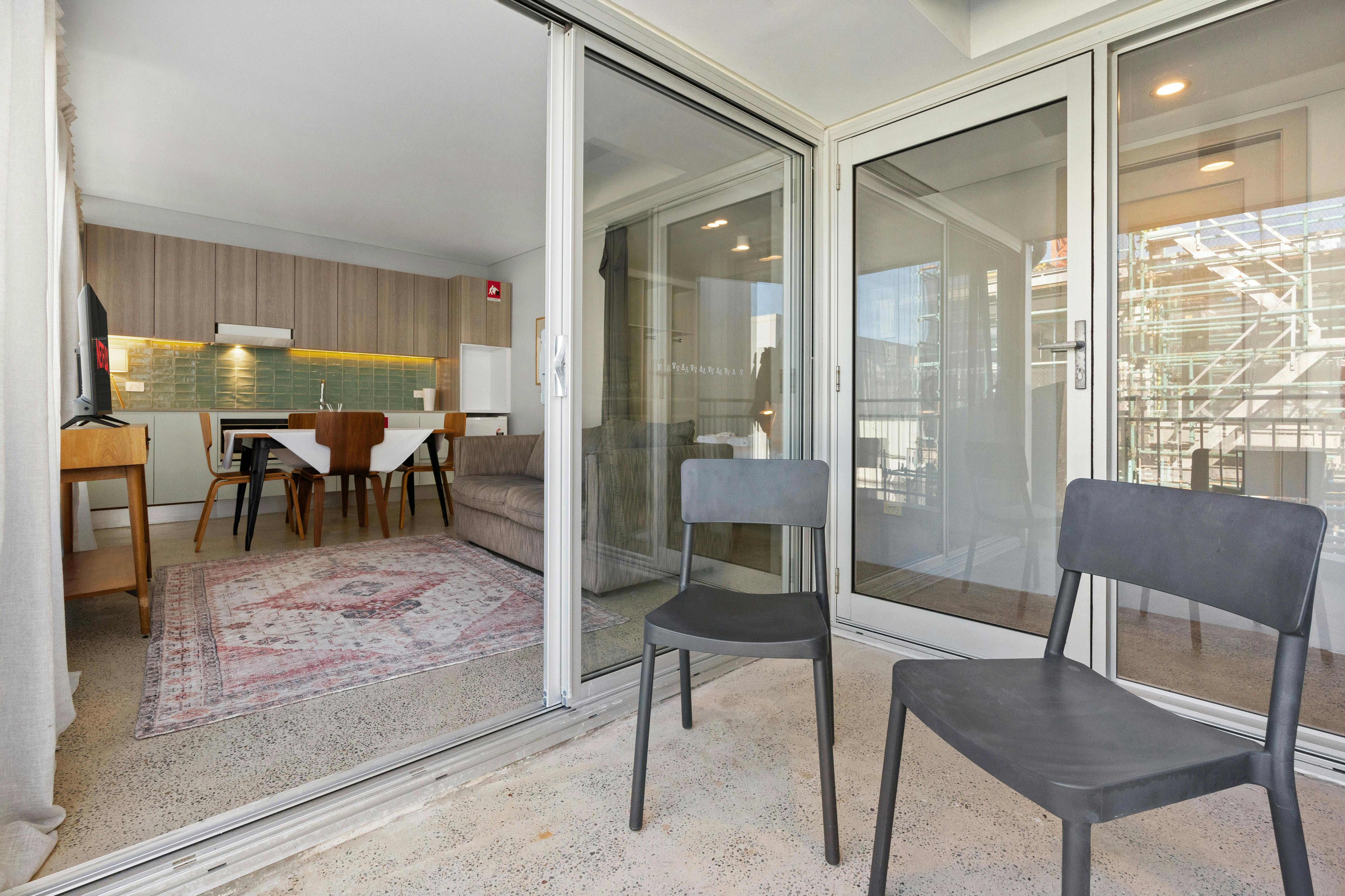 휴식을 취하기에 이상적인 의자가 놓인 야외 공간의 풍경입니다.