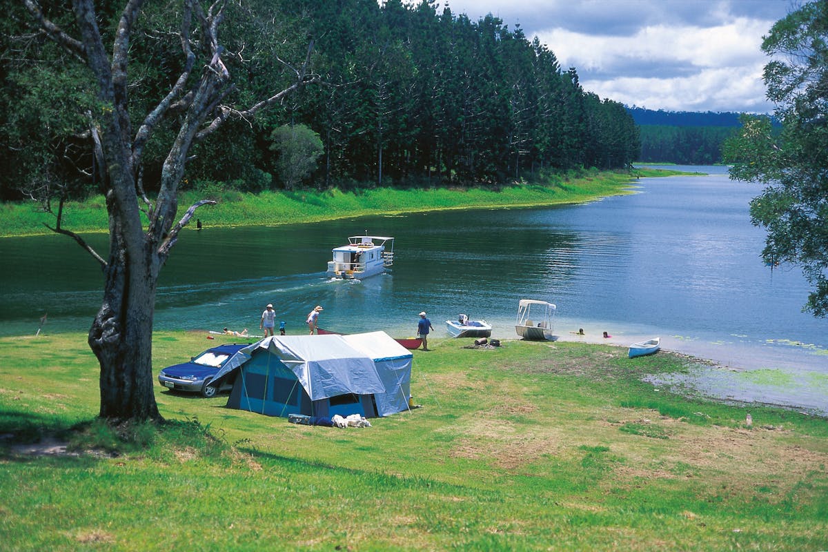 Camp site beside the lake, Danbulla