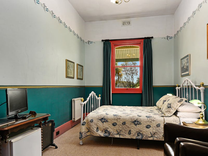 Queen bed with separate private bathroom (Jetty Room) image