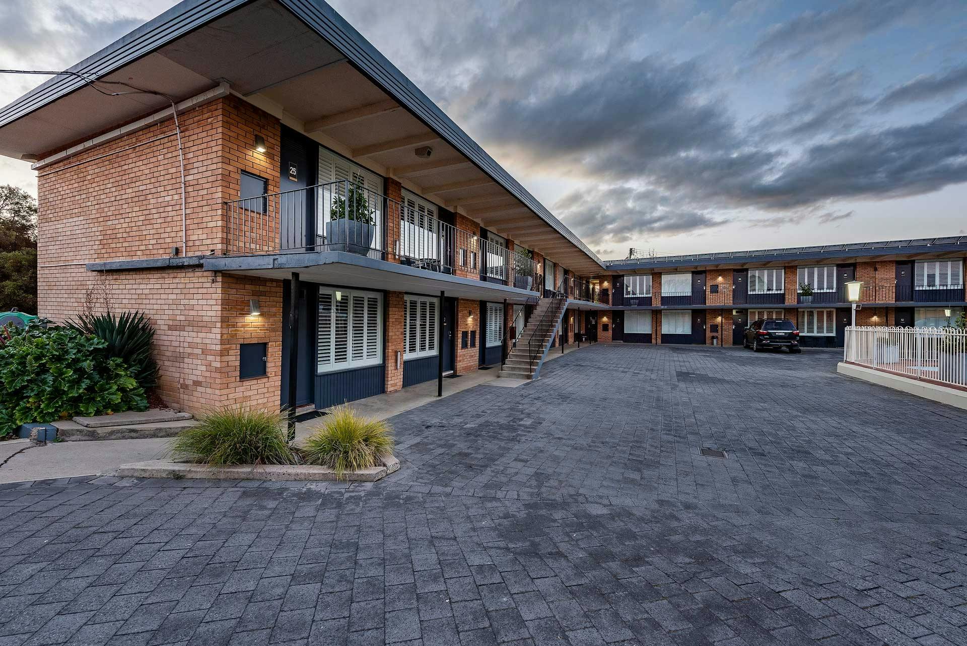 Rooms extrior around the central courtyard at the Panorama Bathurst