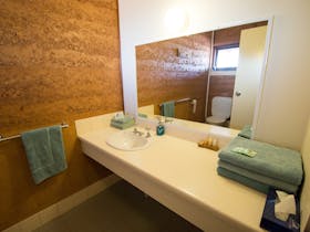 motel room bathroom