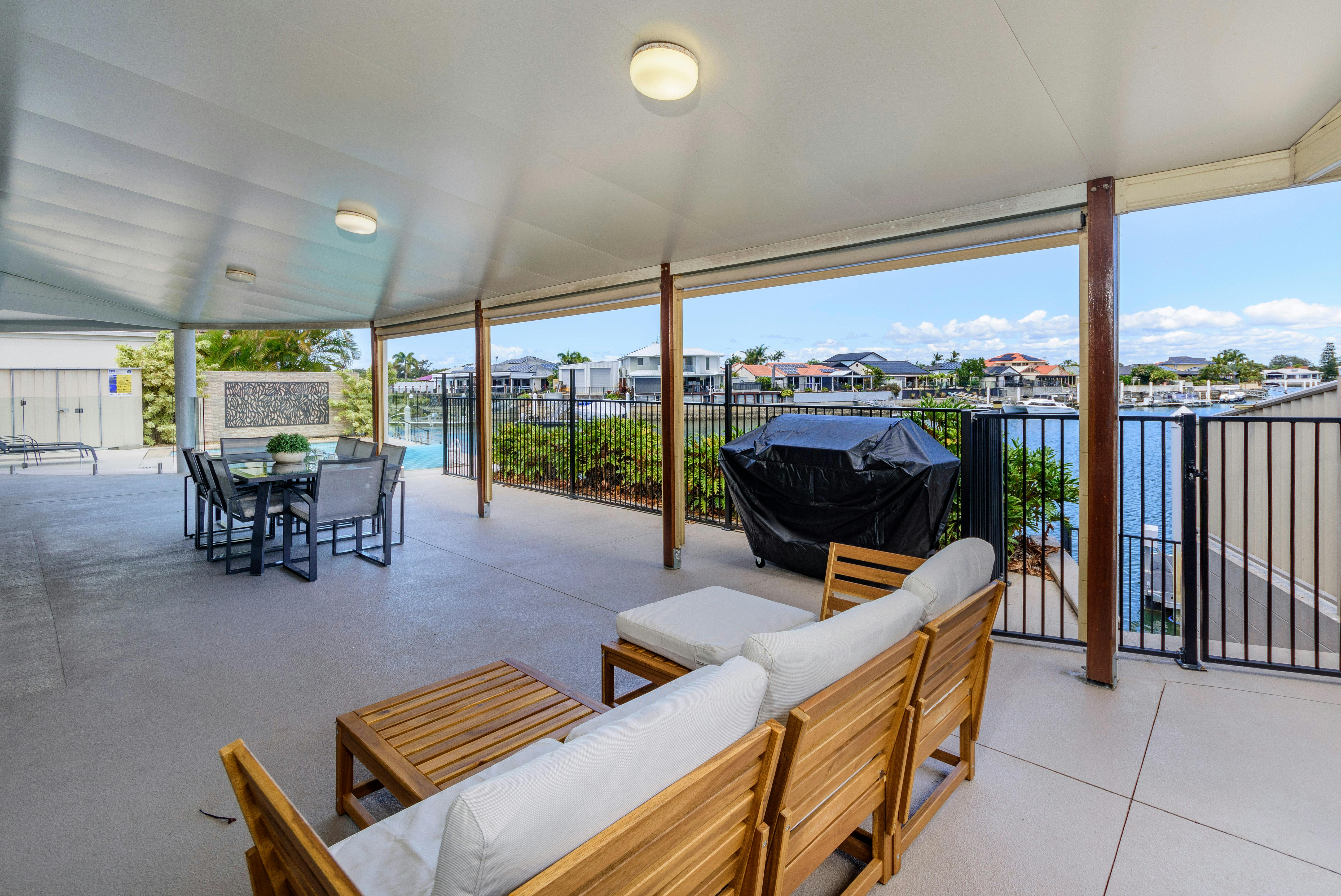 Island Paradise On The Canal