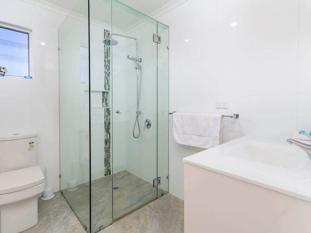 Main Bathroom Main Bathroom