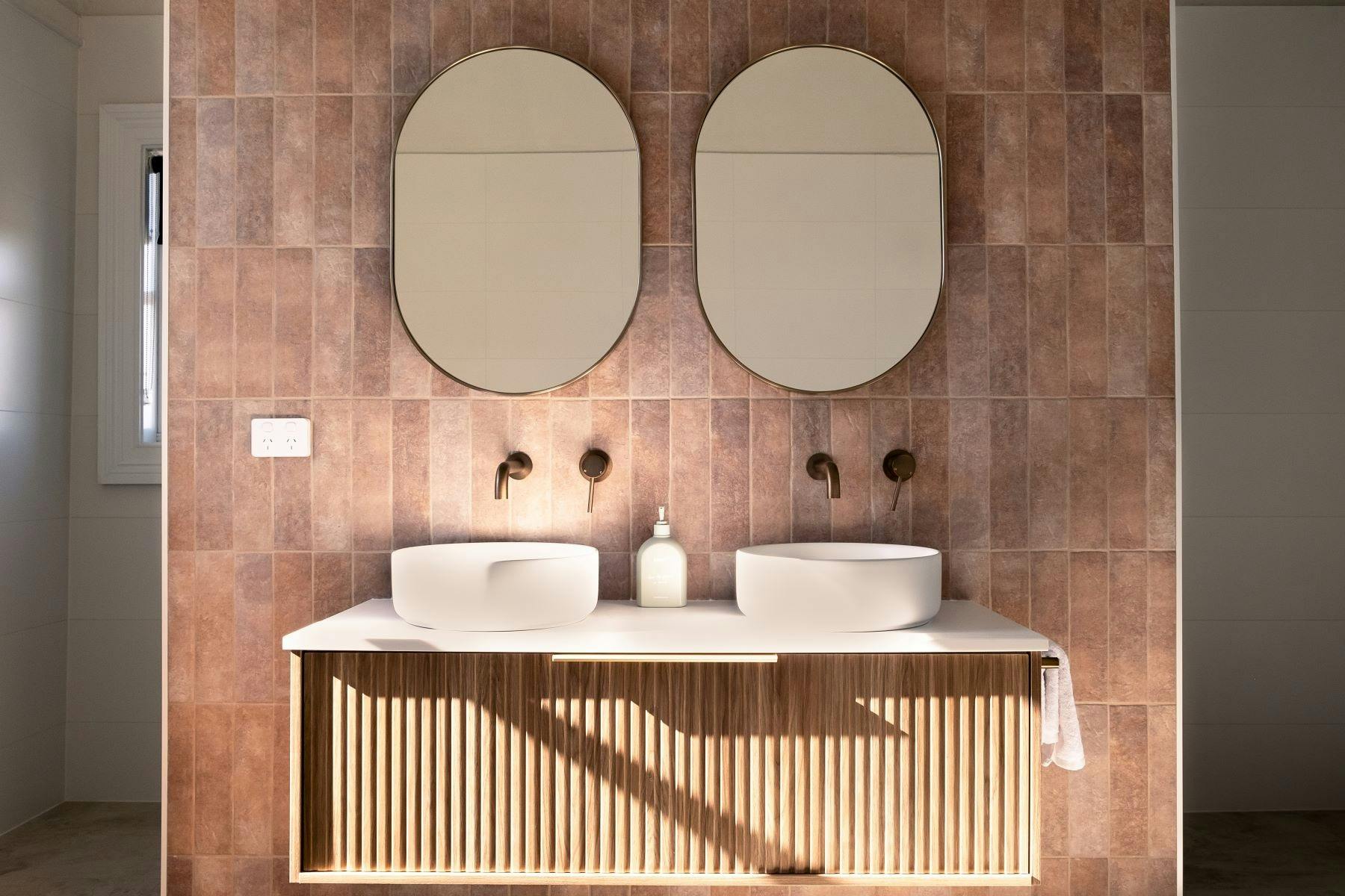 The Nyngan Hotel Bathroom