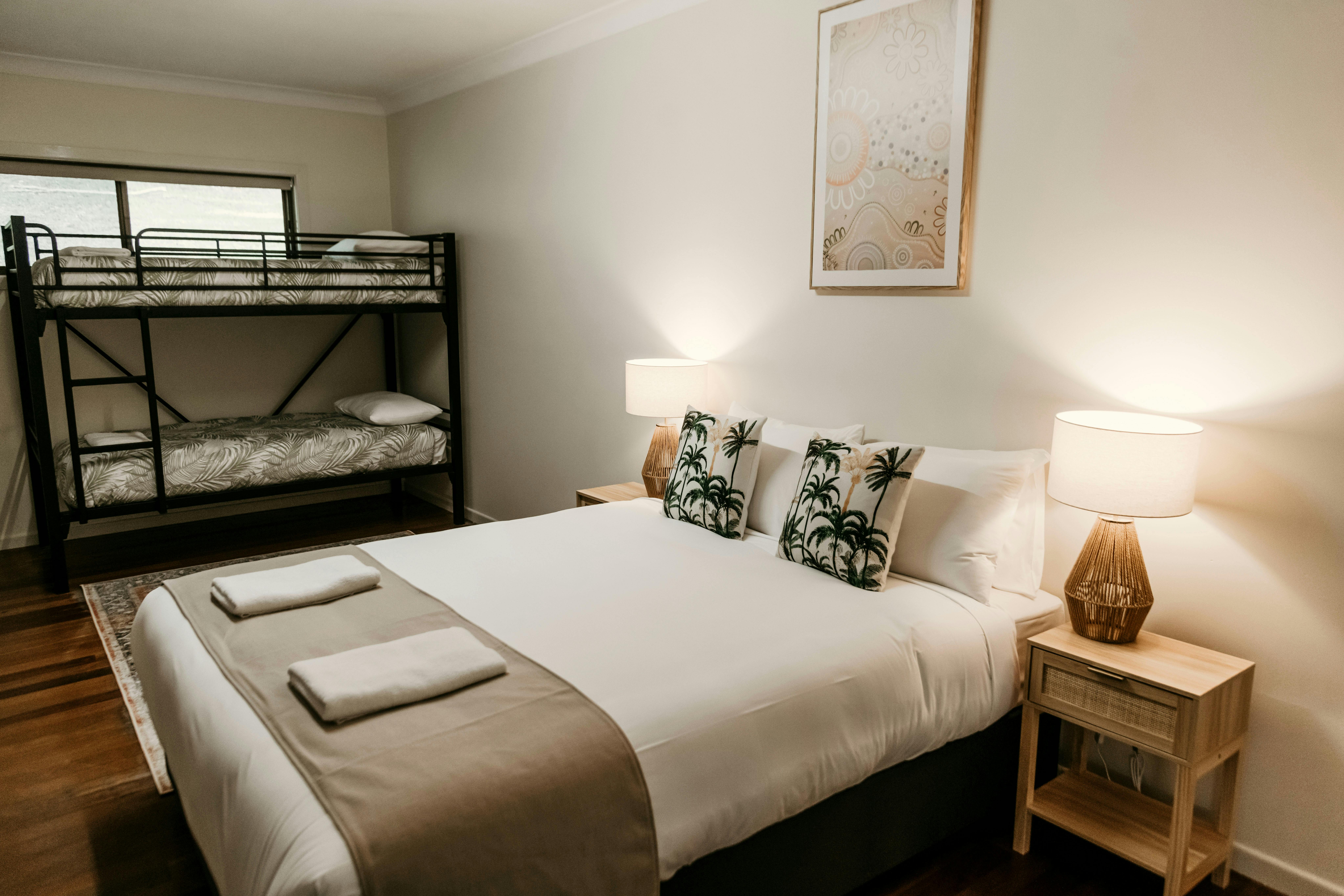 잘 갖춰진 퀸침대와 이층침대 2개 전용 욕실