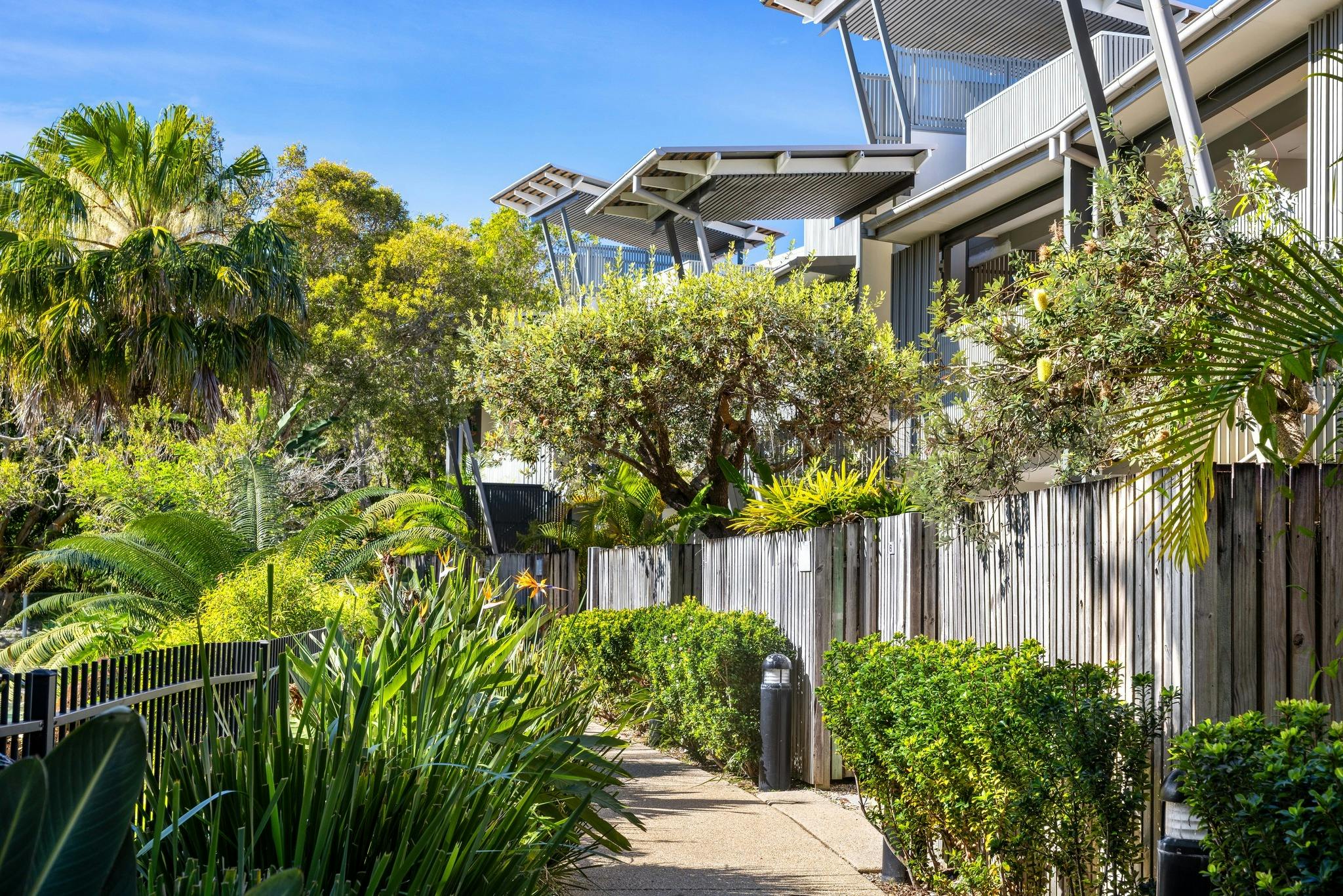 East on Byron - Lush Gardens