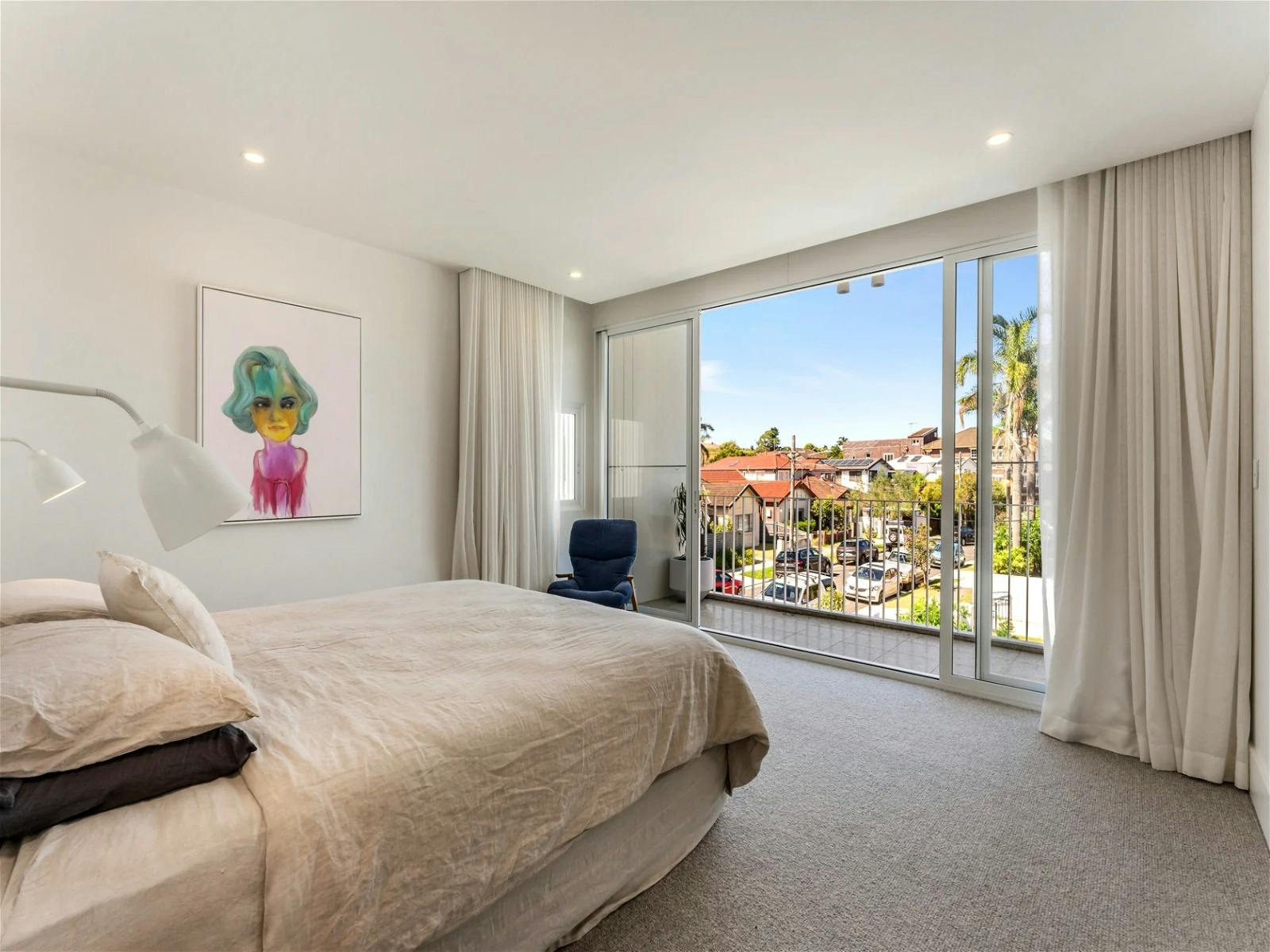 主臥室配有超大套房和私人陽台