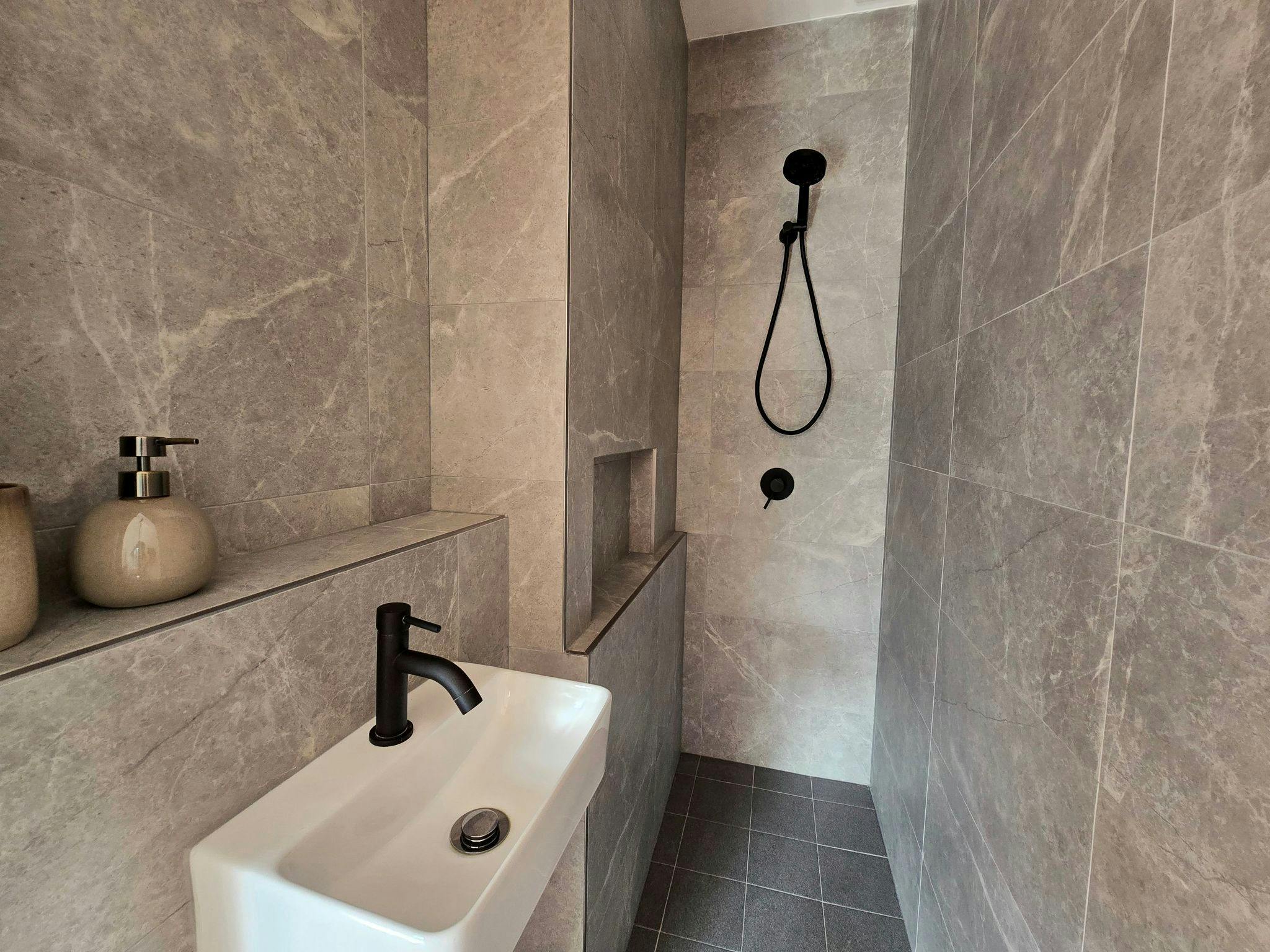 Gold-en Remedy Bar & Guesthouse - Bathroom