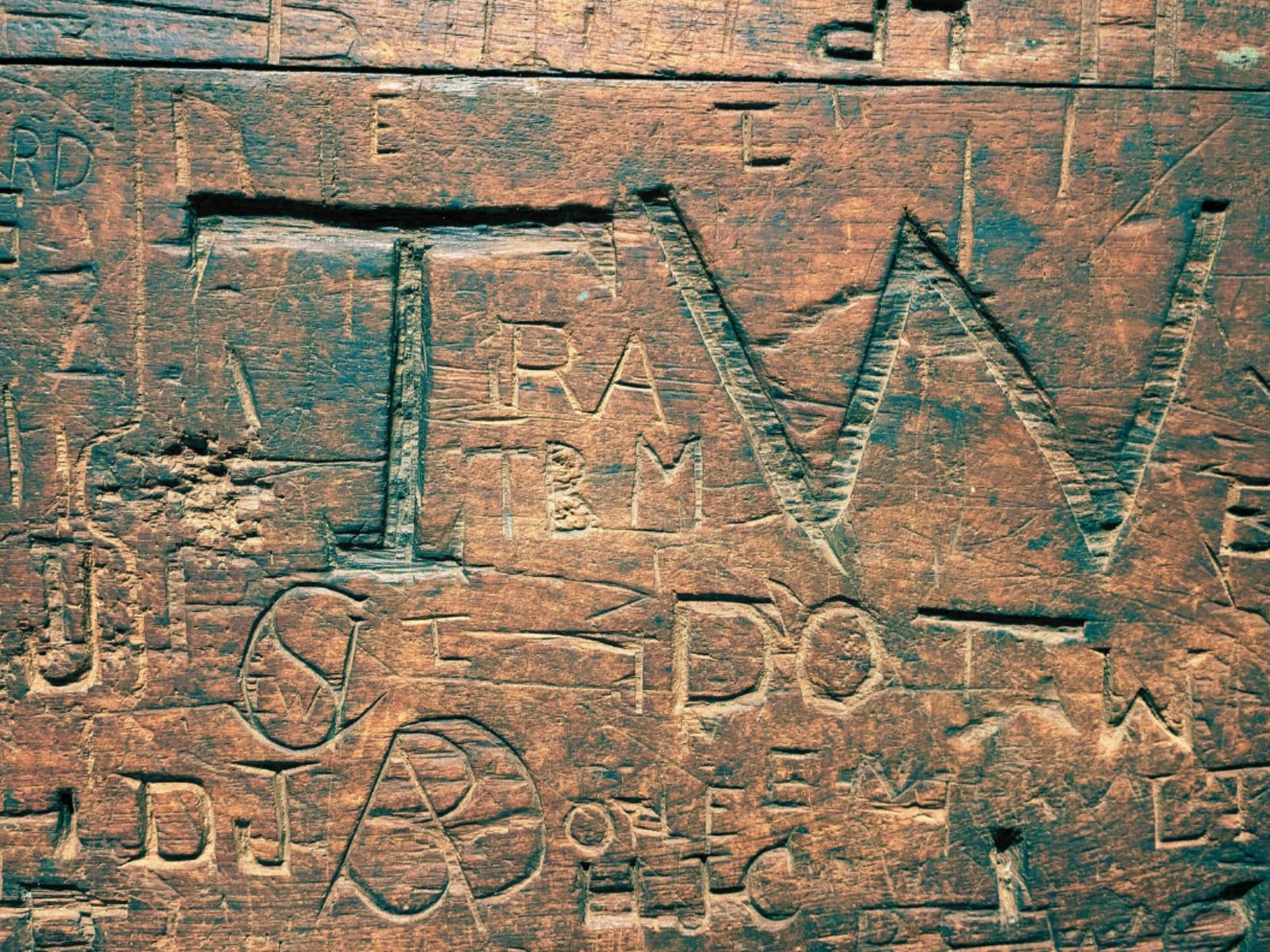 스콘 박물관의 100년 된 삼나무 학교 책상의 세부 묘사