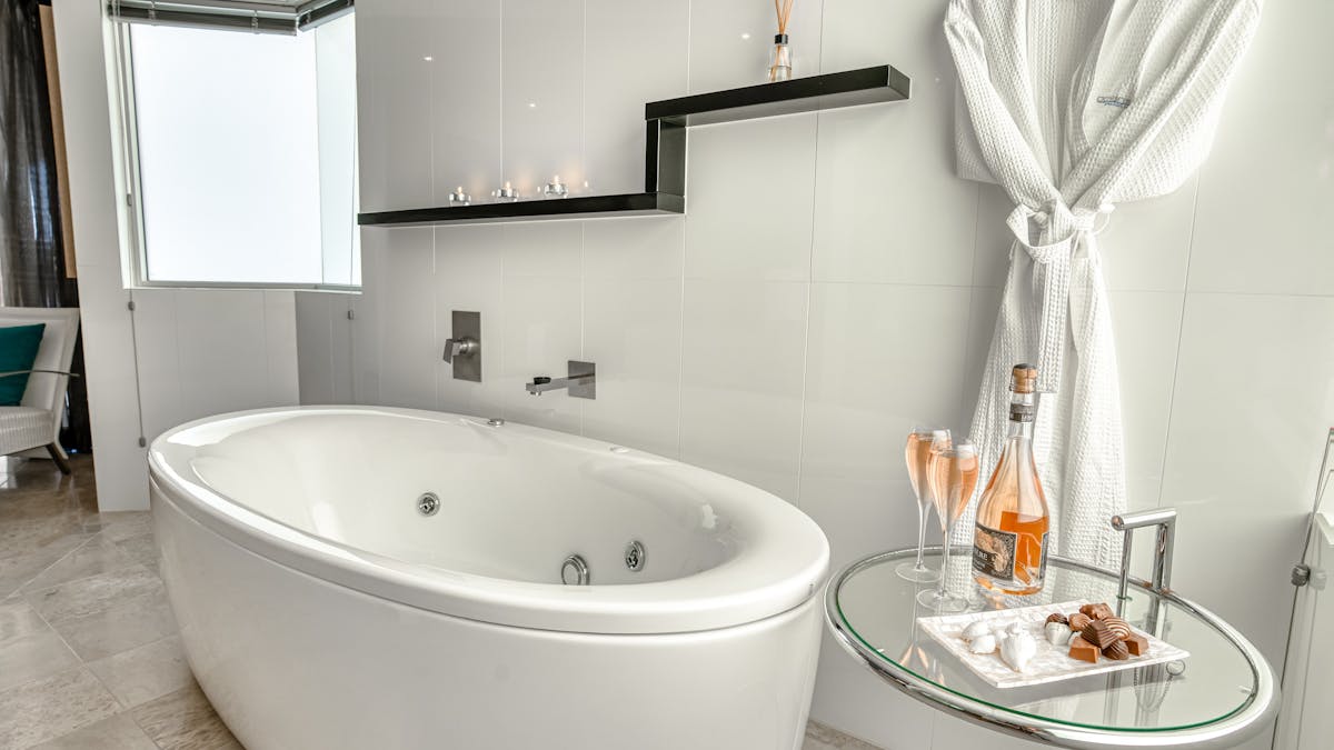 Oceans Mooloolaba - Accommodation Bathroom