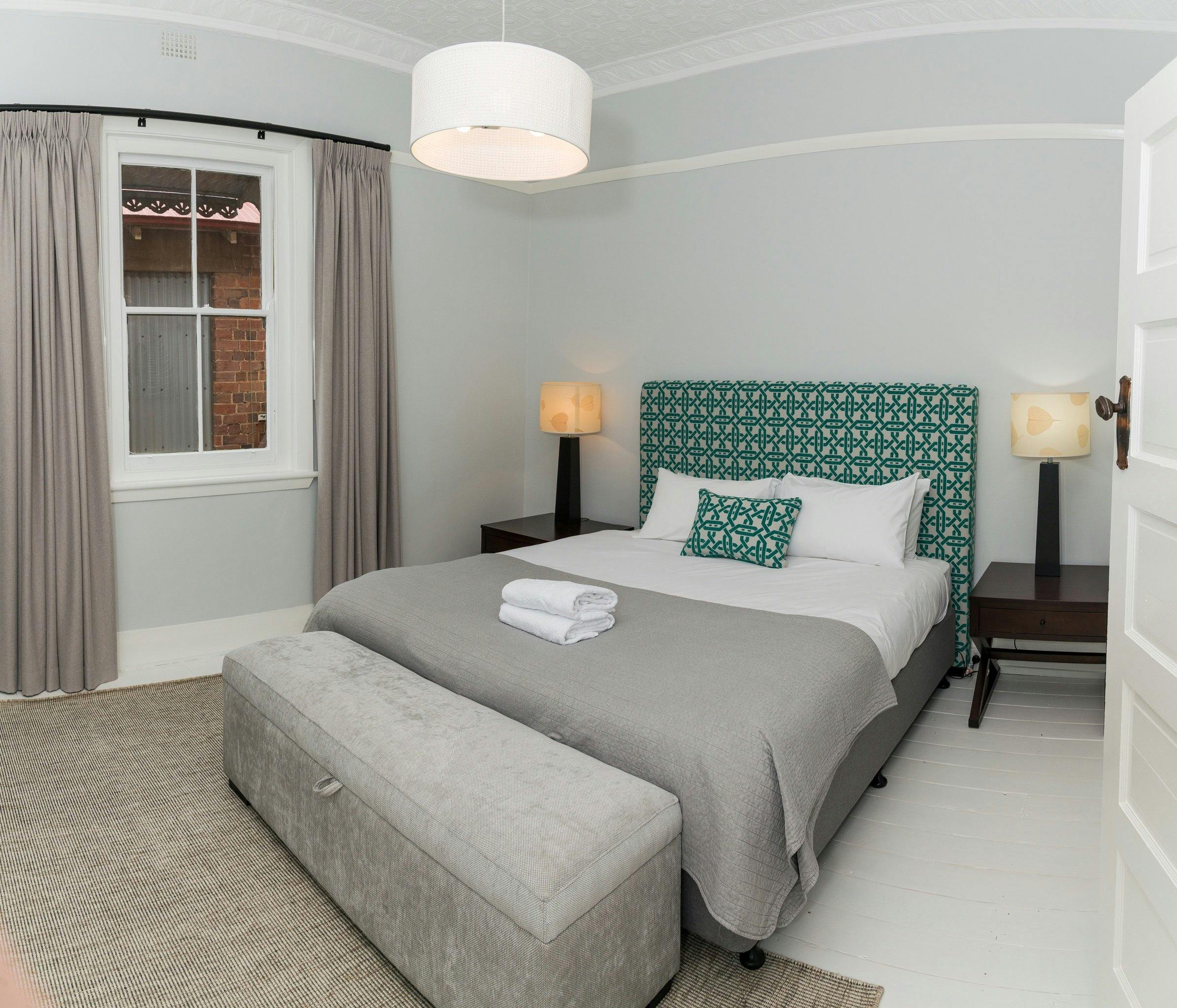 Kirsten Accommodation Parkes Deluxe Cottage Spacious second Bedroom