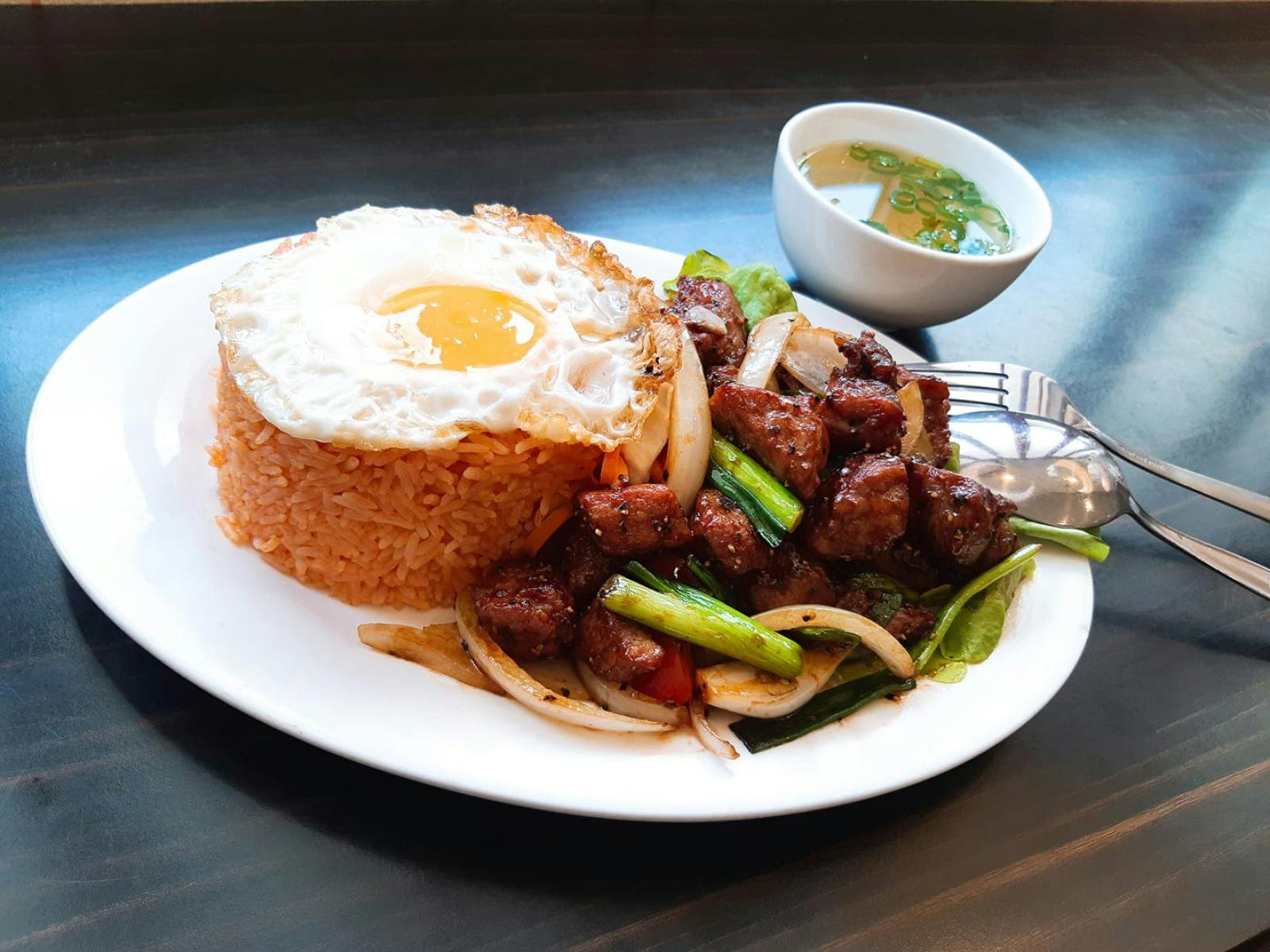 胡椒牛排佐煎蛋番茄飯