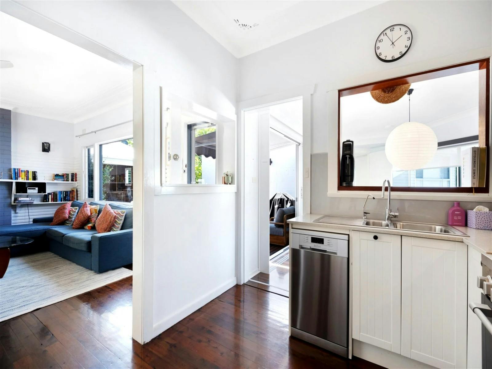 현대적인 가전제품과 충분한 보관 공간을 갖춘 별도의 주방 공간