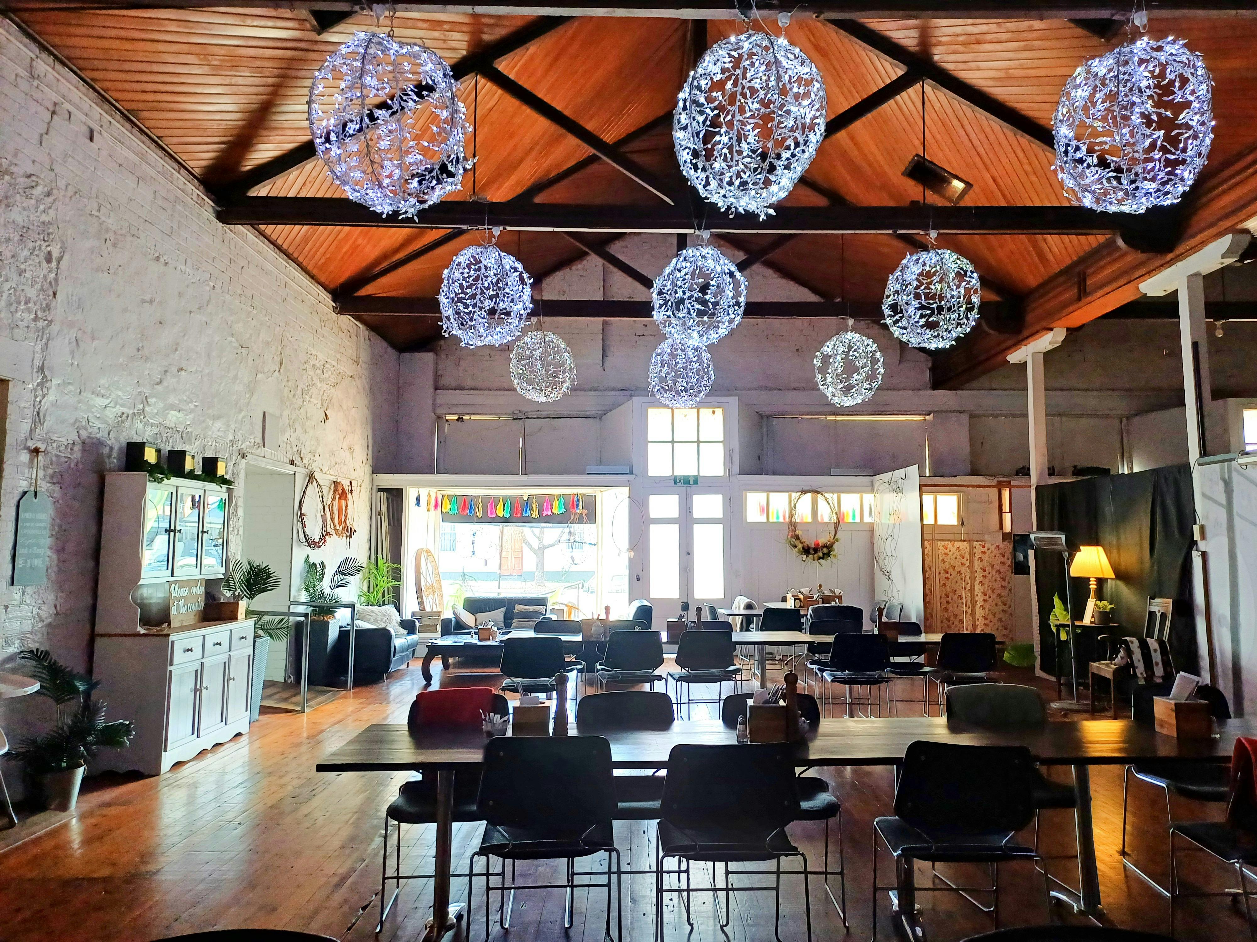主用餐区拥有高高的木质天花板和悬挂的彩灯球。