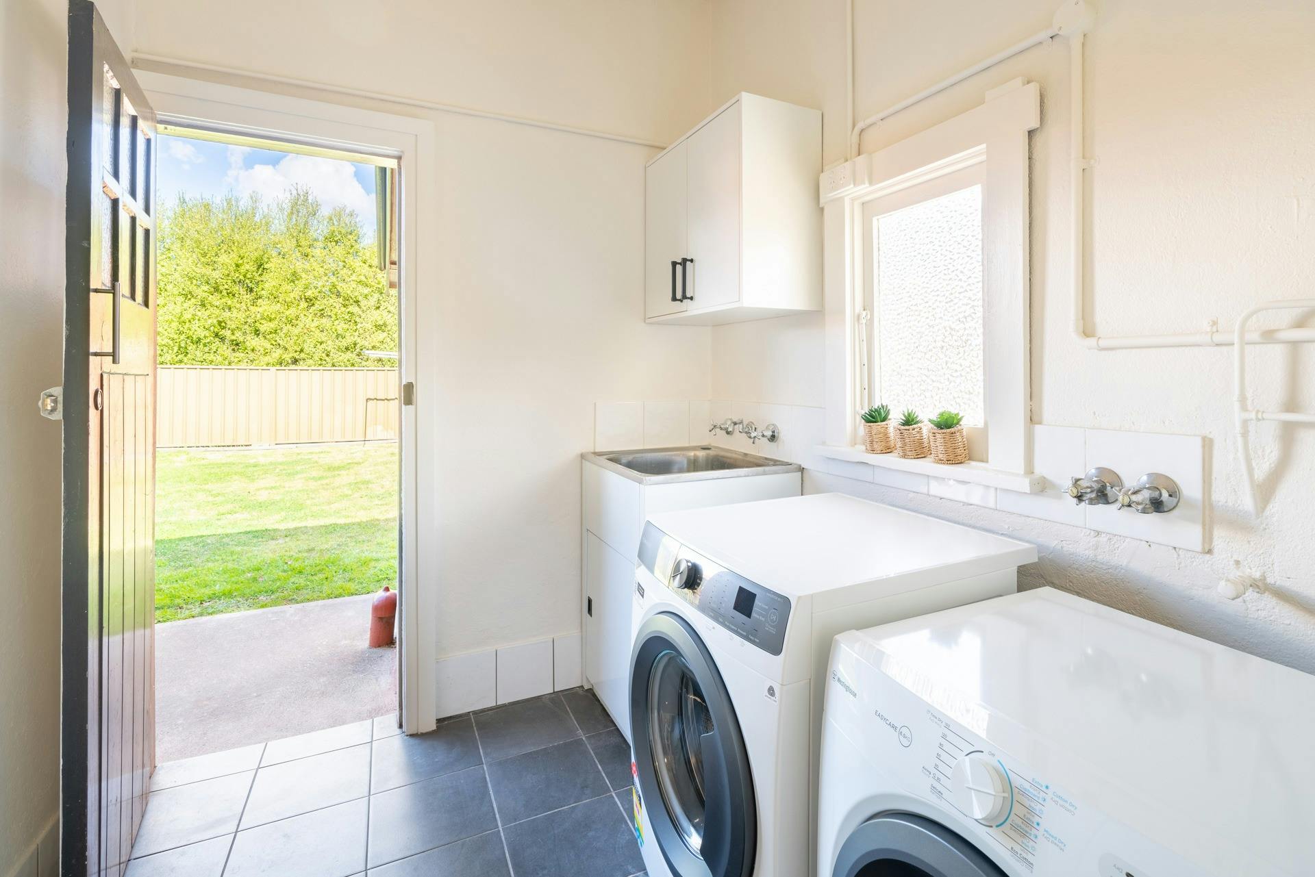 장기 숙박 중 하나를 위한 세탁 시설 모텔 옆 집