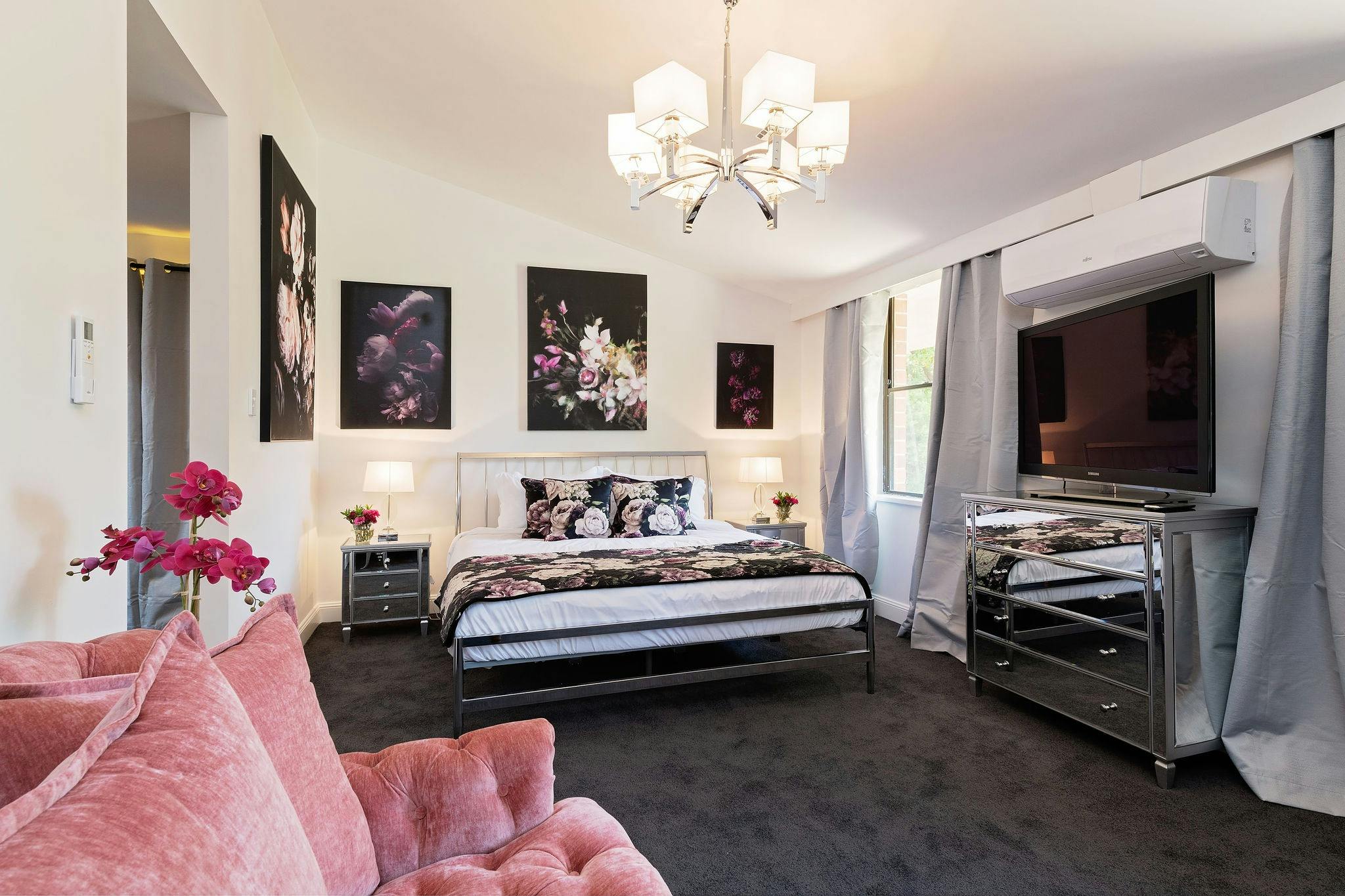 Huge king bedroom in King Apartment 2