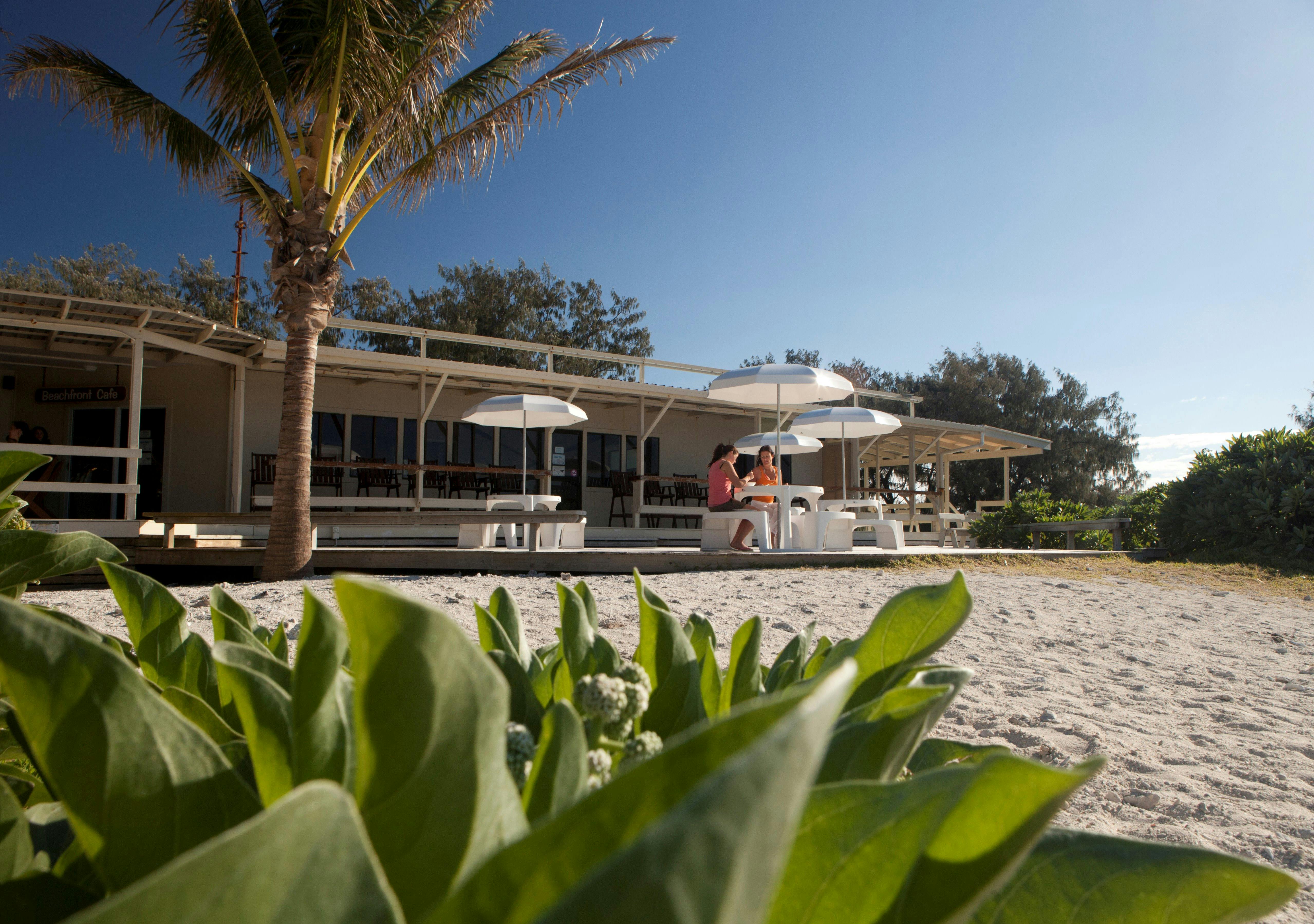 Beachfront dining, Lady Elliot Island