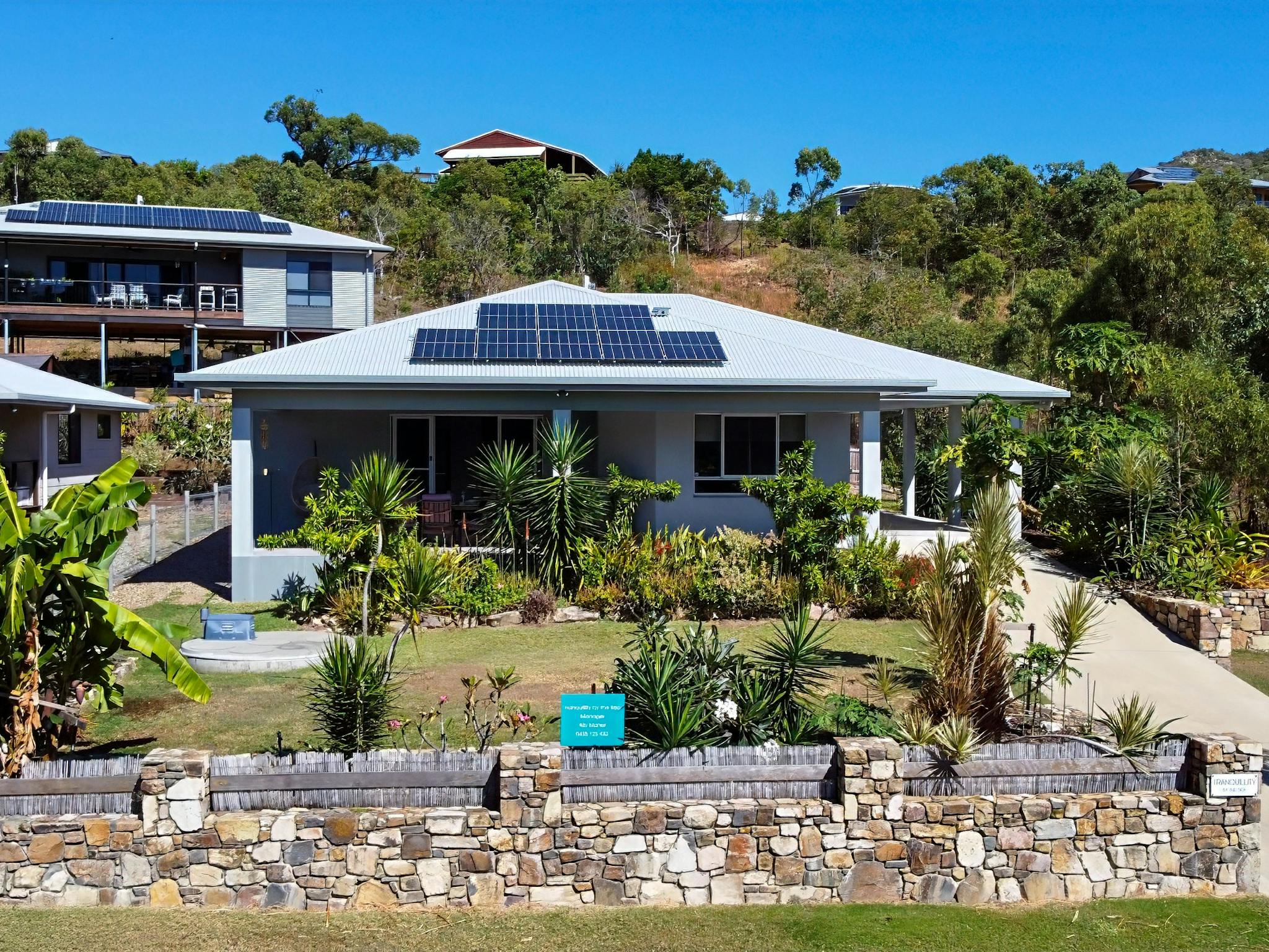 “Modern family-friendly holiday rental home opposite beach in Hideaway Bay Whitsundays Australia” “Modern family-friendly holiday rental home opposite beach in Hideaway Bay Whitsundays Australia”