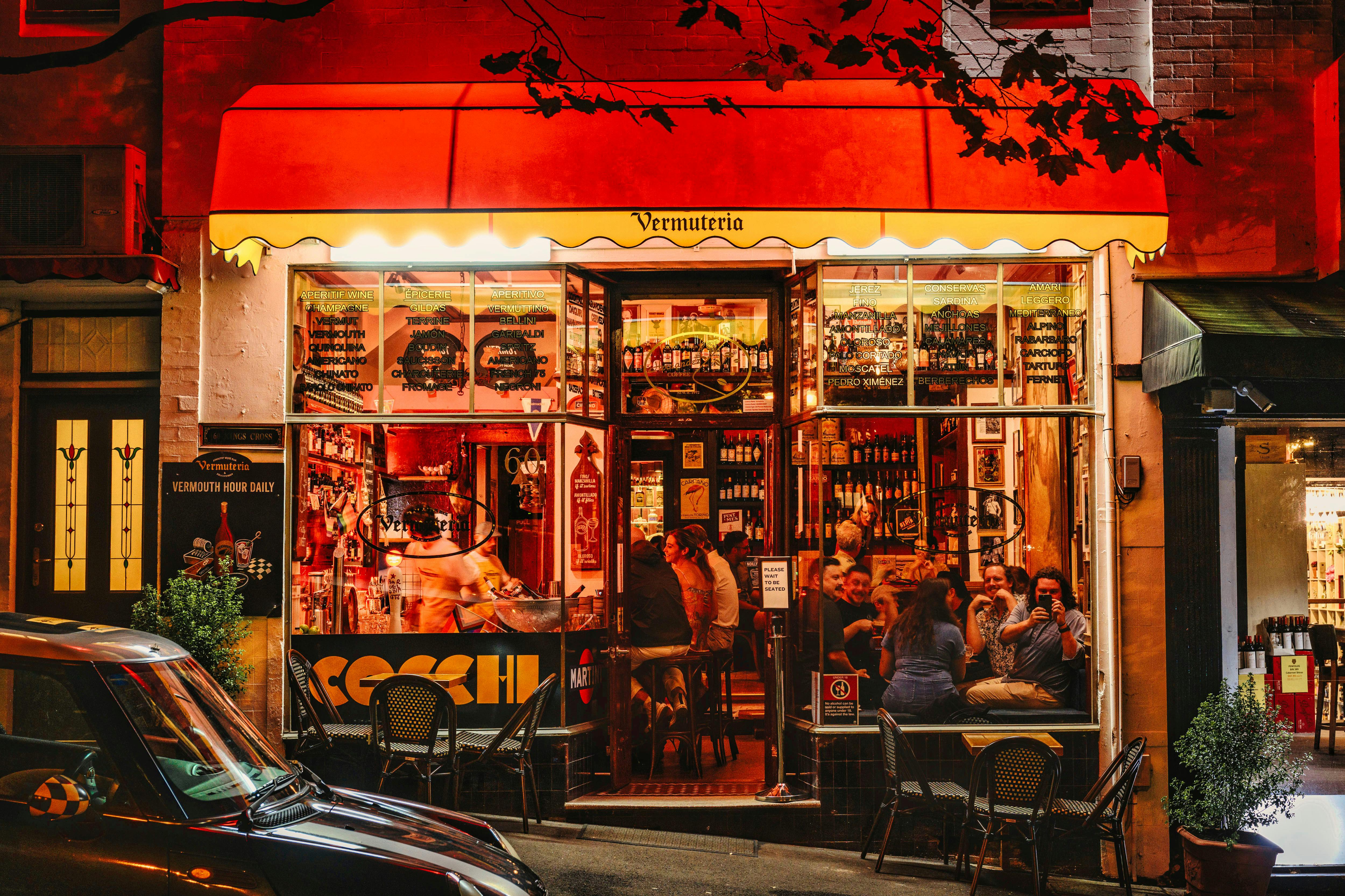 바의 붉은 네온 조명 정면