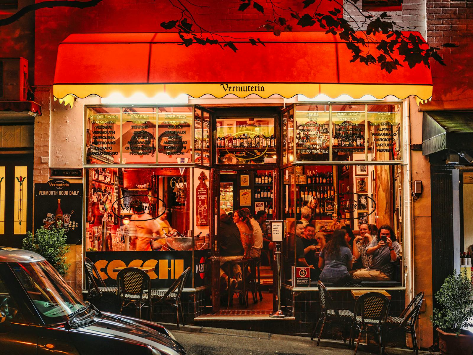 바의 붉은 네온 조명 정면