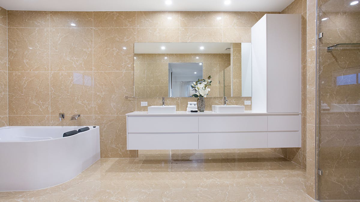 Master Ensuite with large bath