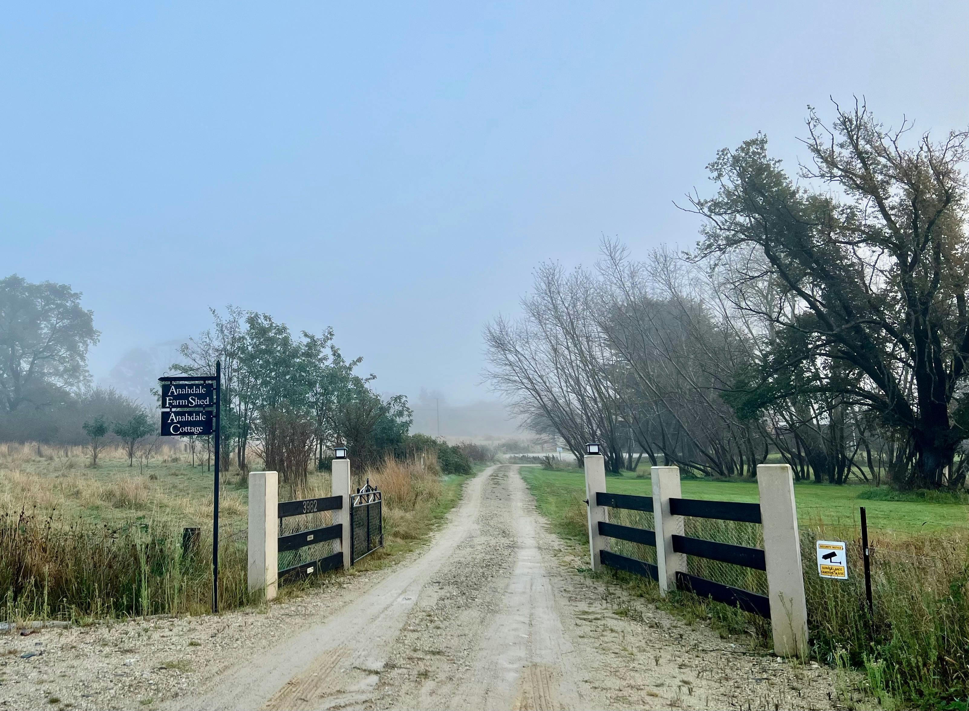Anahdale Farm Shed와 Anahdale Cottage 입구
