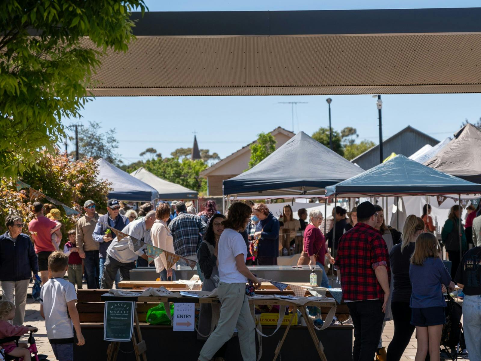 People Arriving at the markets in Kapunda