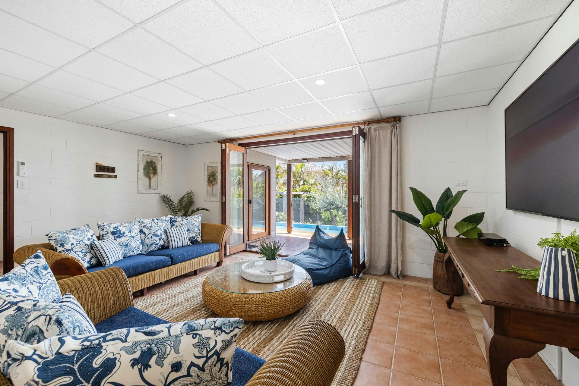 下のリビングルーム