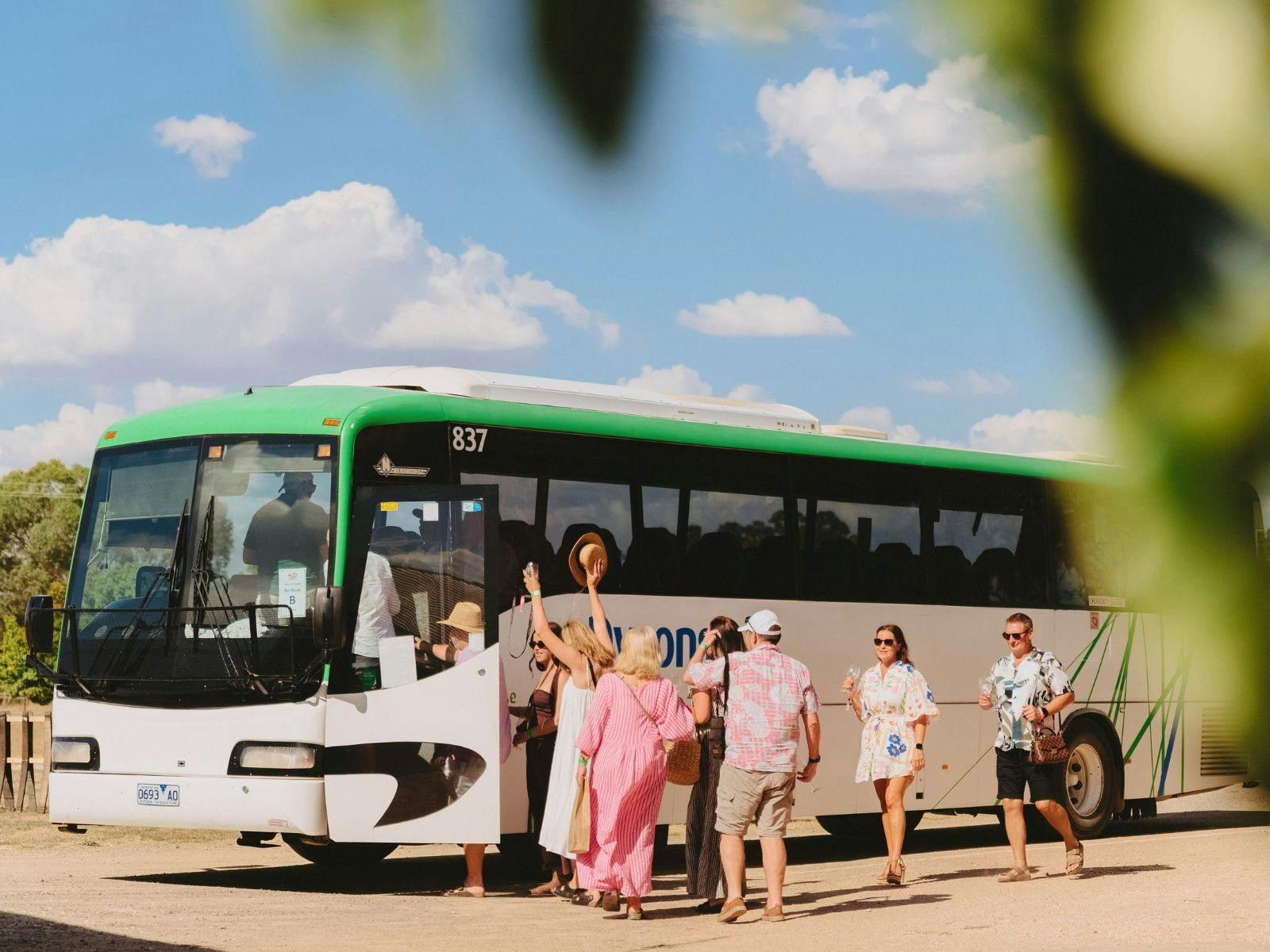 Move around the wineries safely witht he Shuttle Bus Service