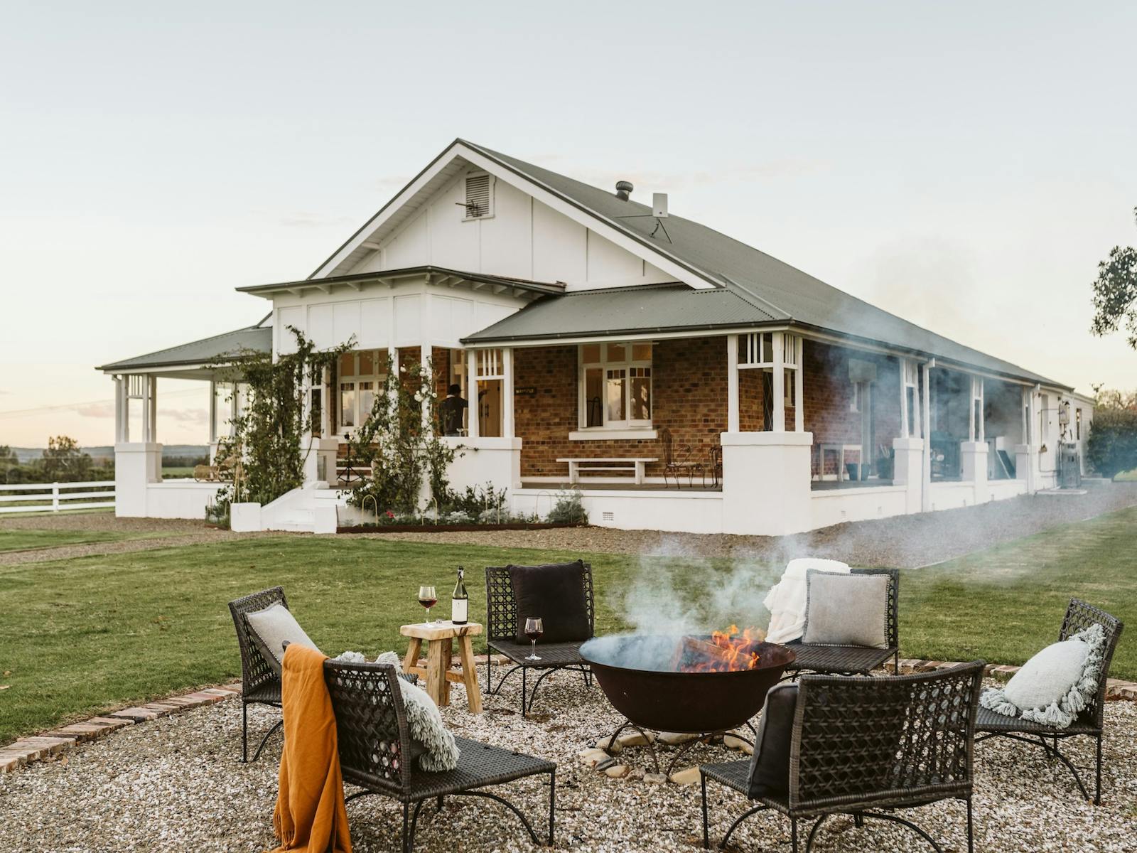 Outdoor fire pit