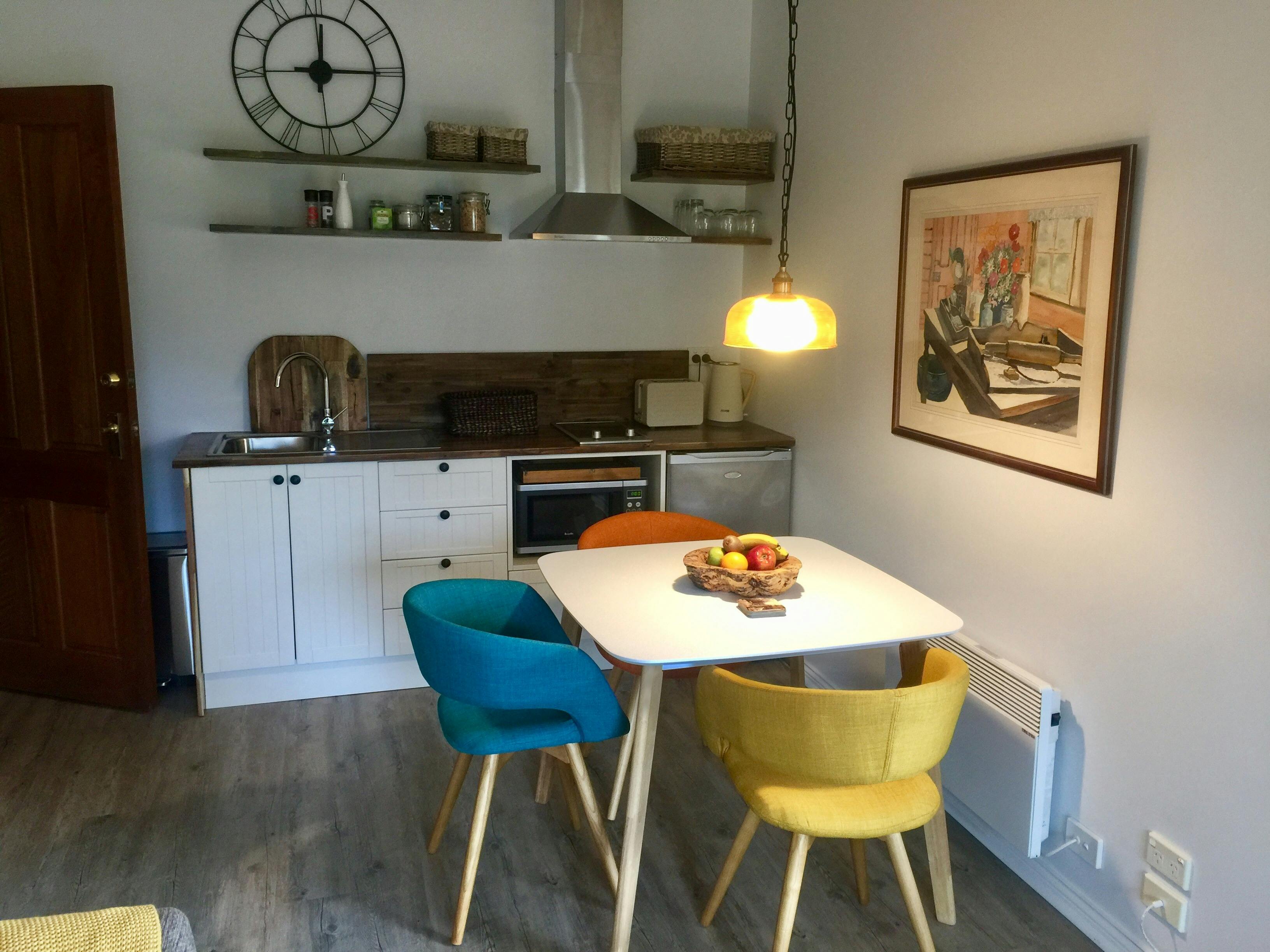 Waterview Apartment Kitchenette and dining