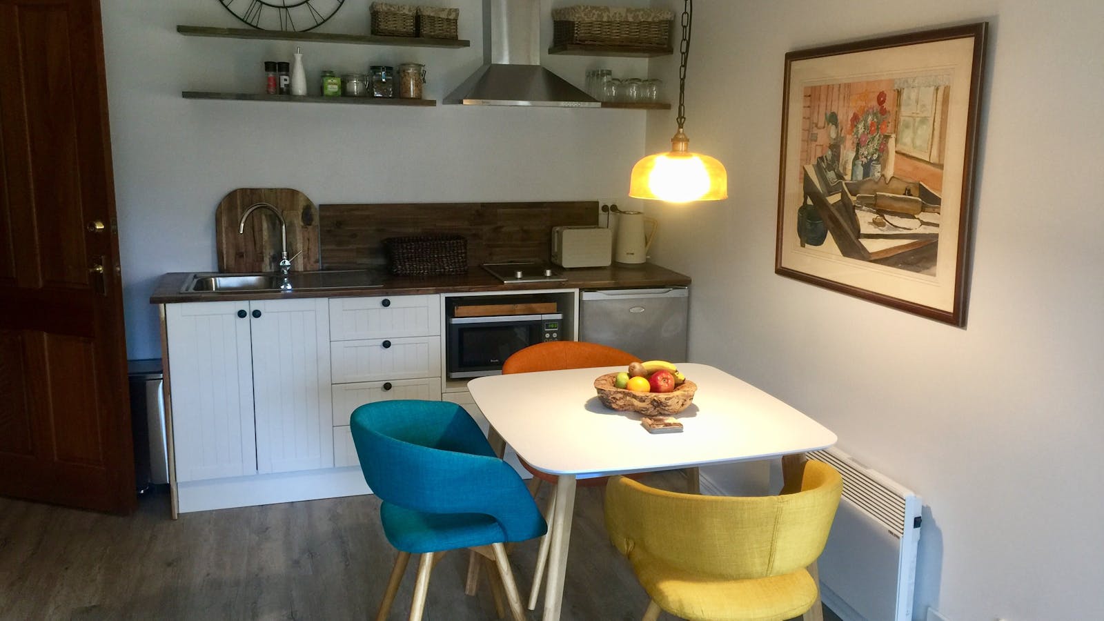 Waterview Apartment Kitchenette and dining