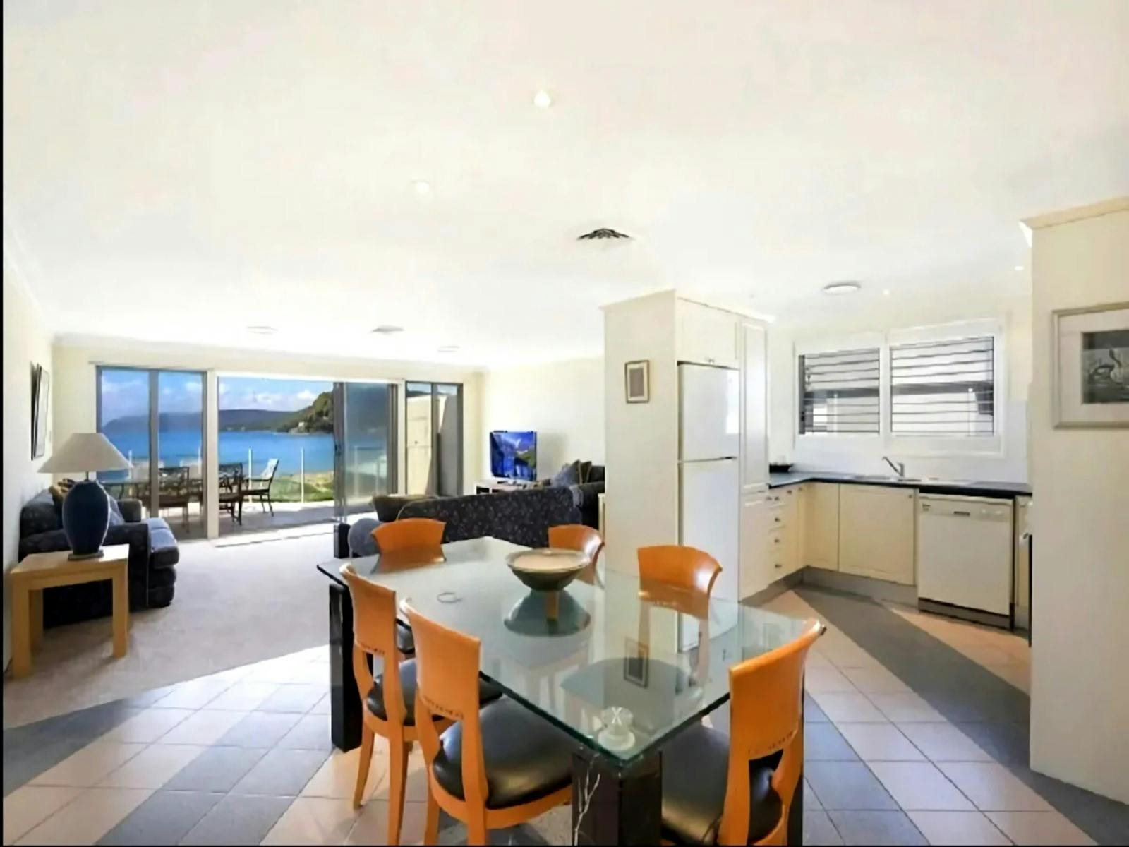 モダンな家電と十分な作業スペースを備えた設備の整ったキッチン