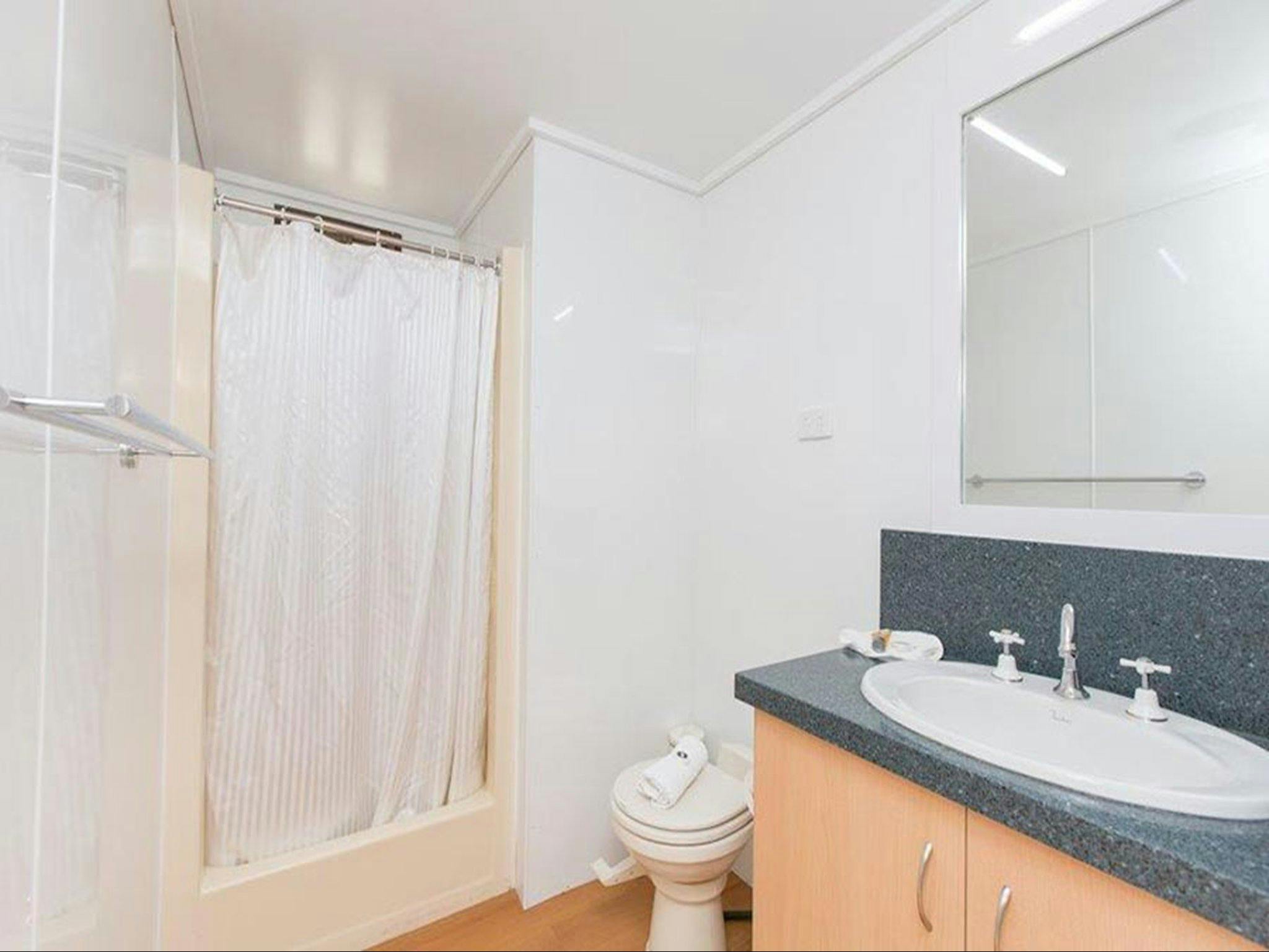 Shannon bathroom