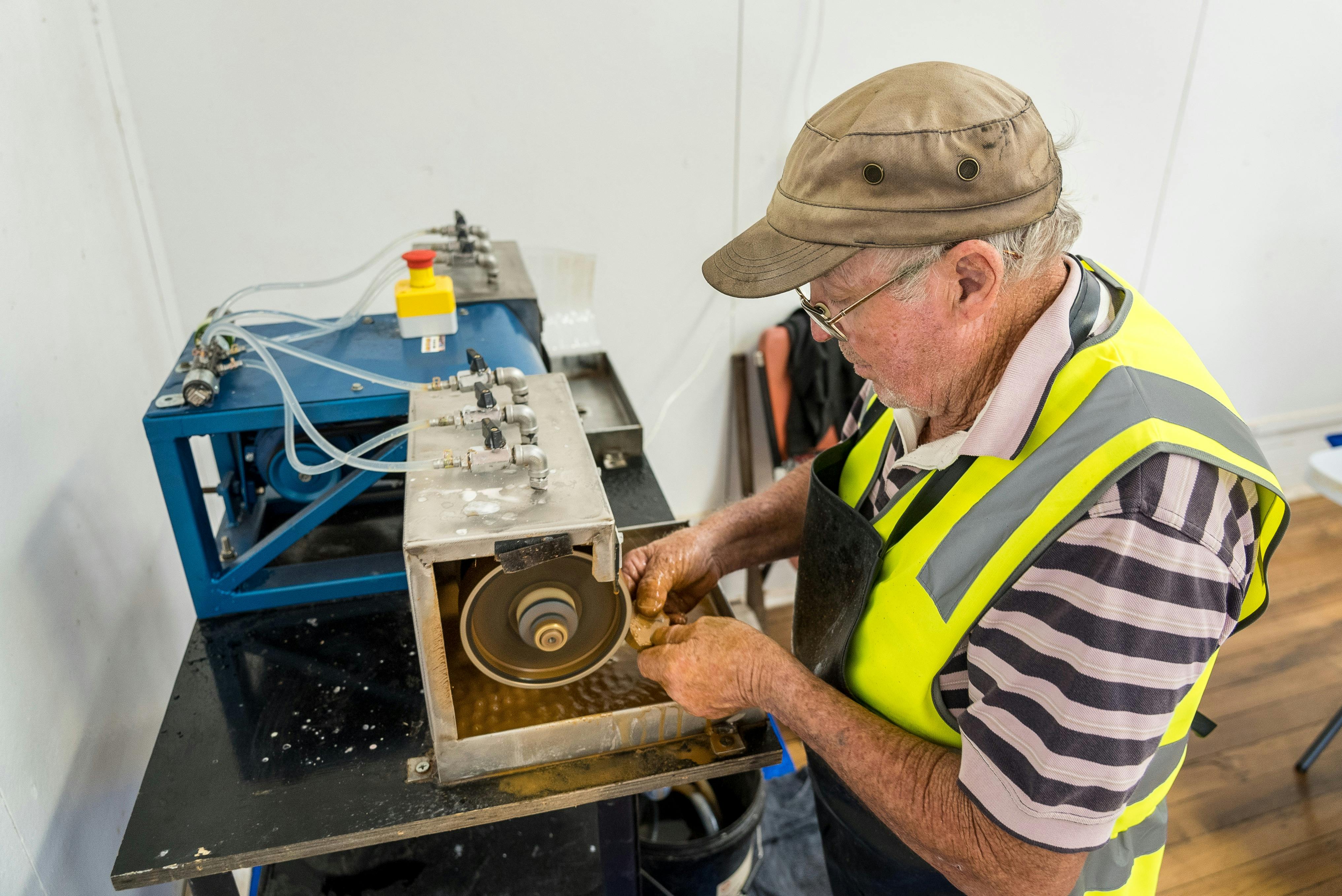 Lapidary cabbing demonstration at Minerama
