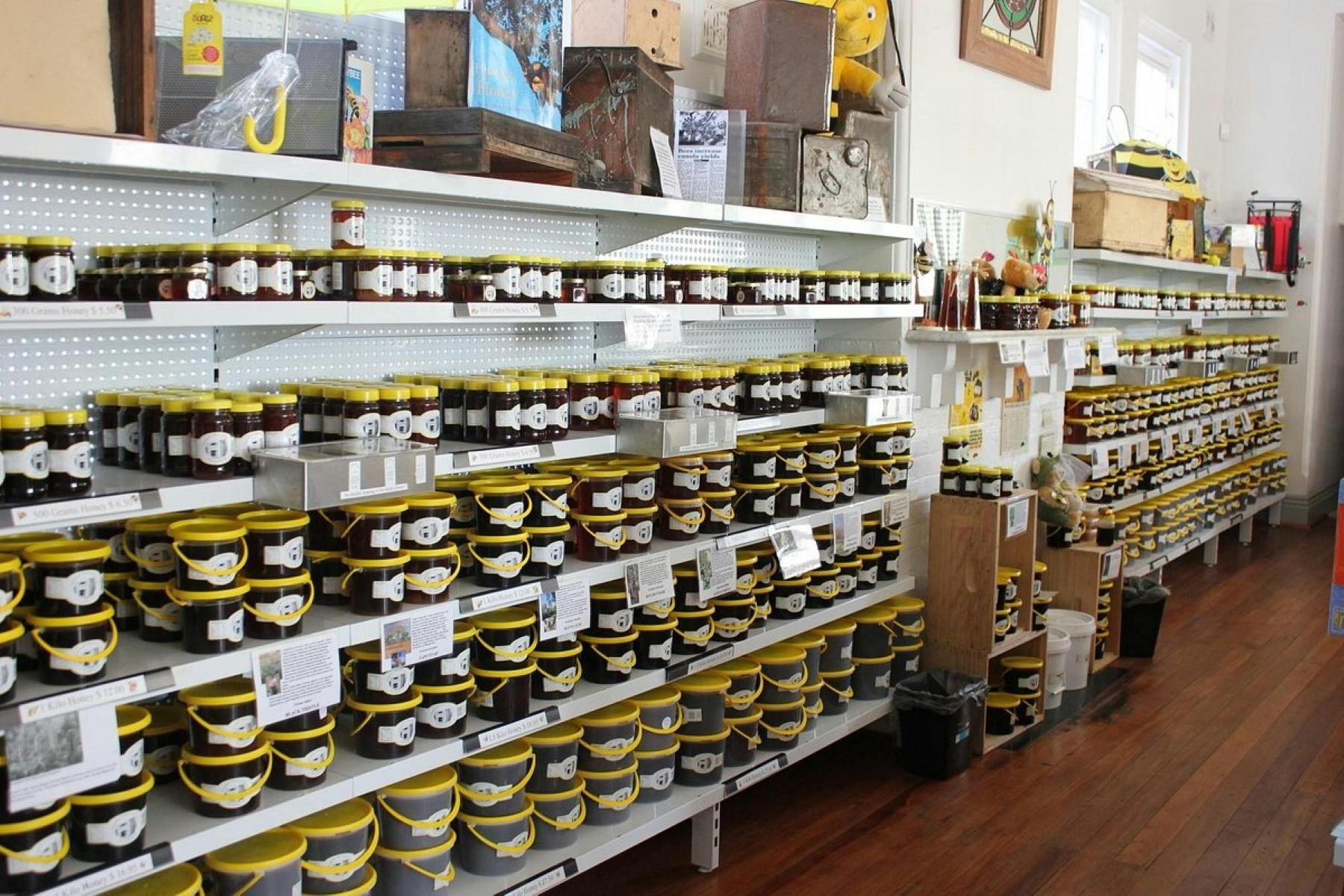一排排蜂蜜罐