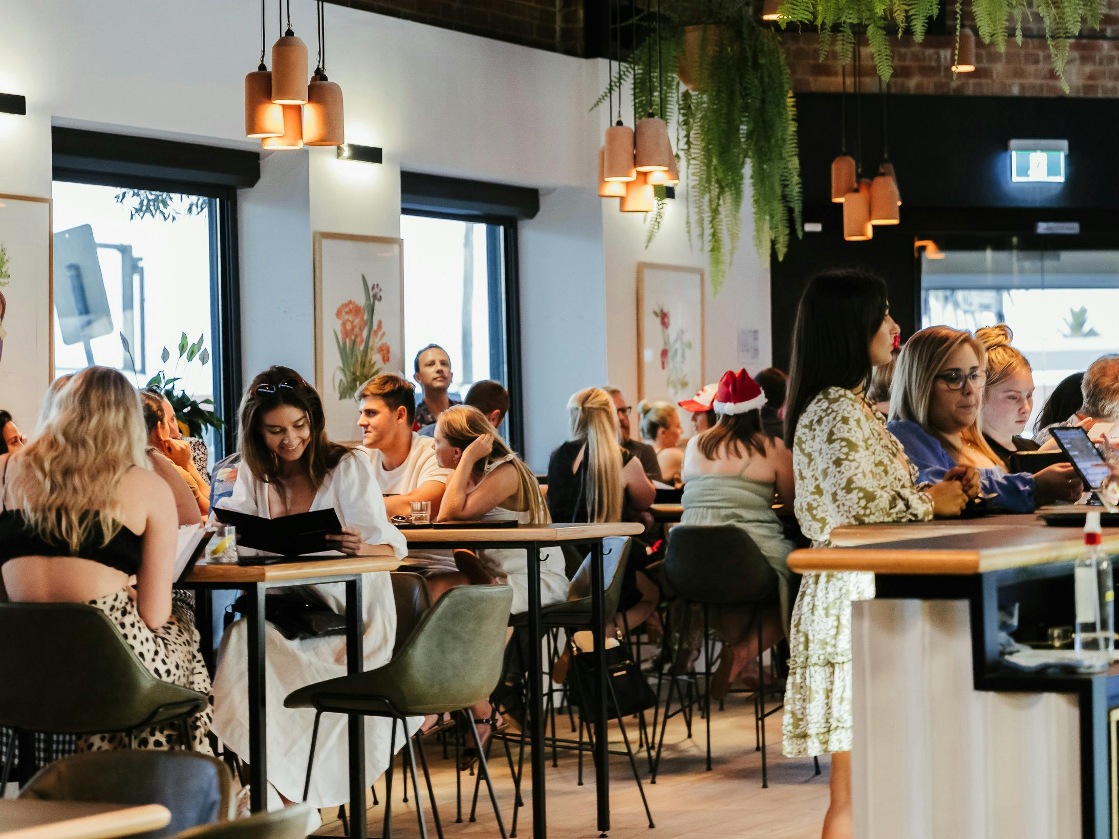 고객으로 가득 찬 Distillery Bar의 분주한 하루 장면